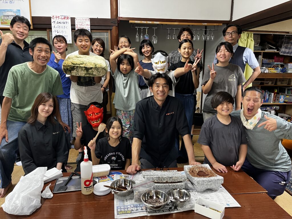 石挽カカオissaiさんの回に参加した子どもたちと大人たちの集合写真