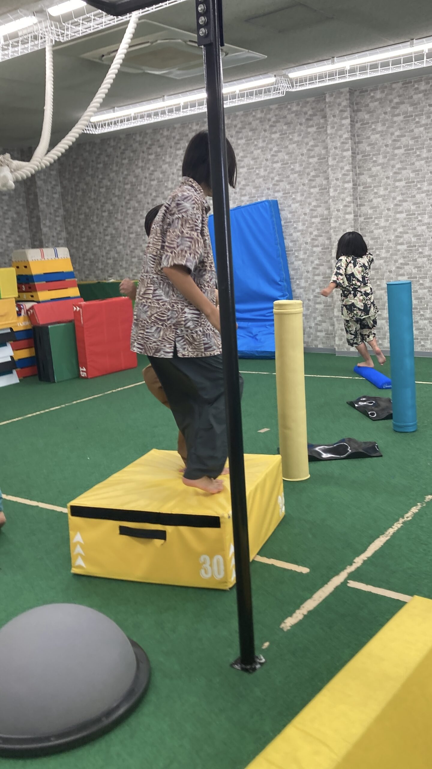 跳び箱に上る子どもの様子