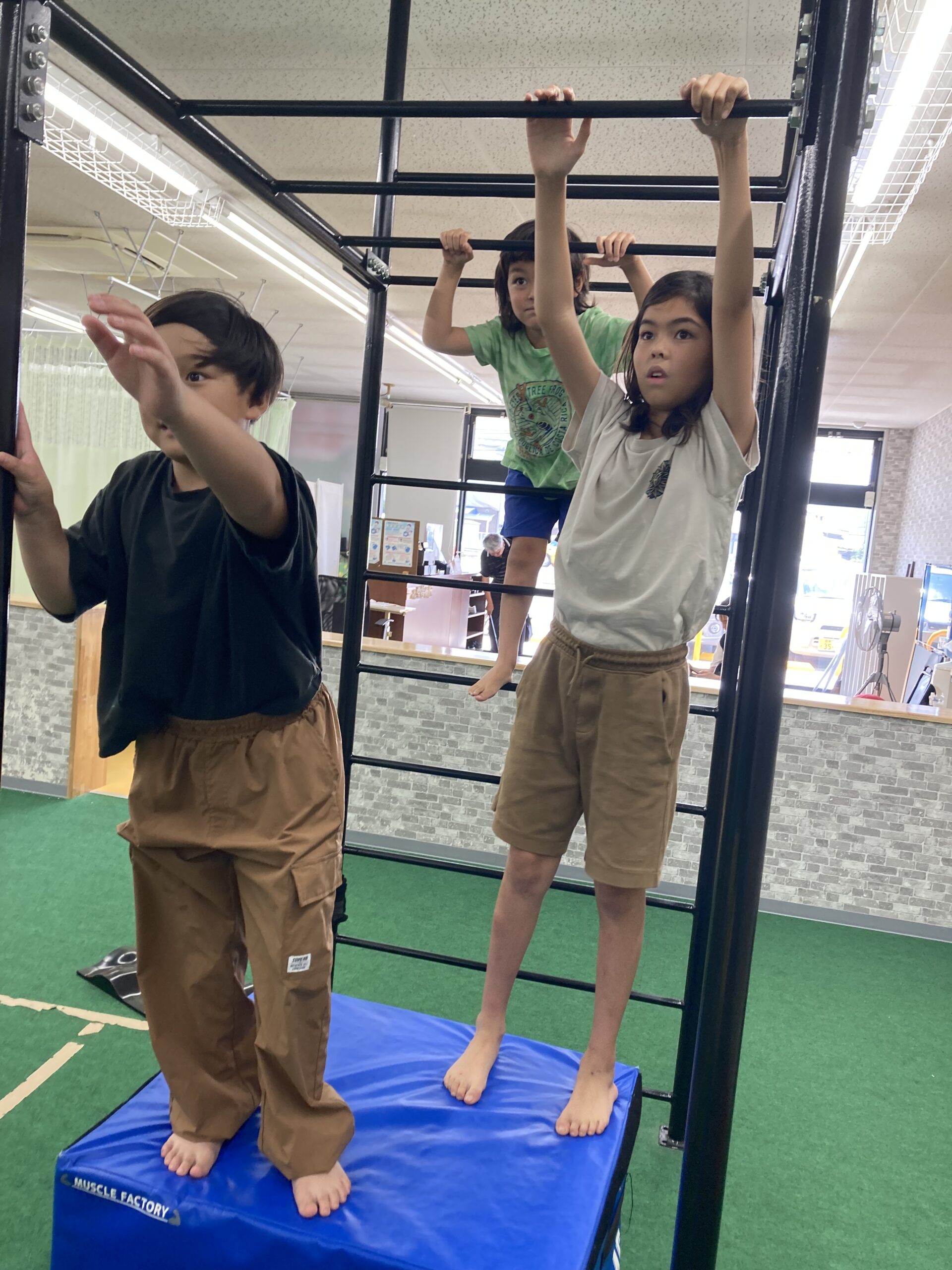 うんていにぶら下がる子どもたちの様子