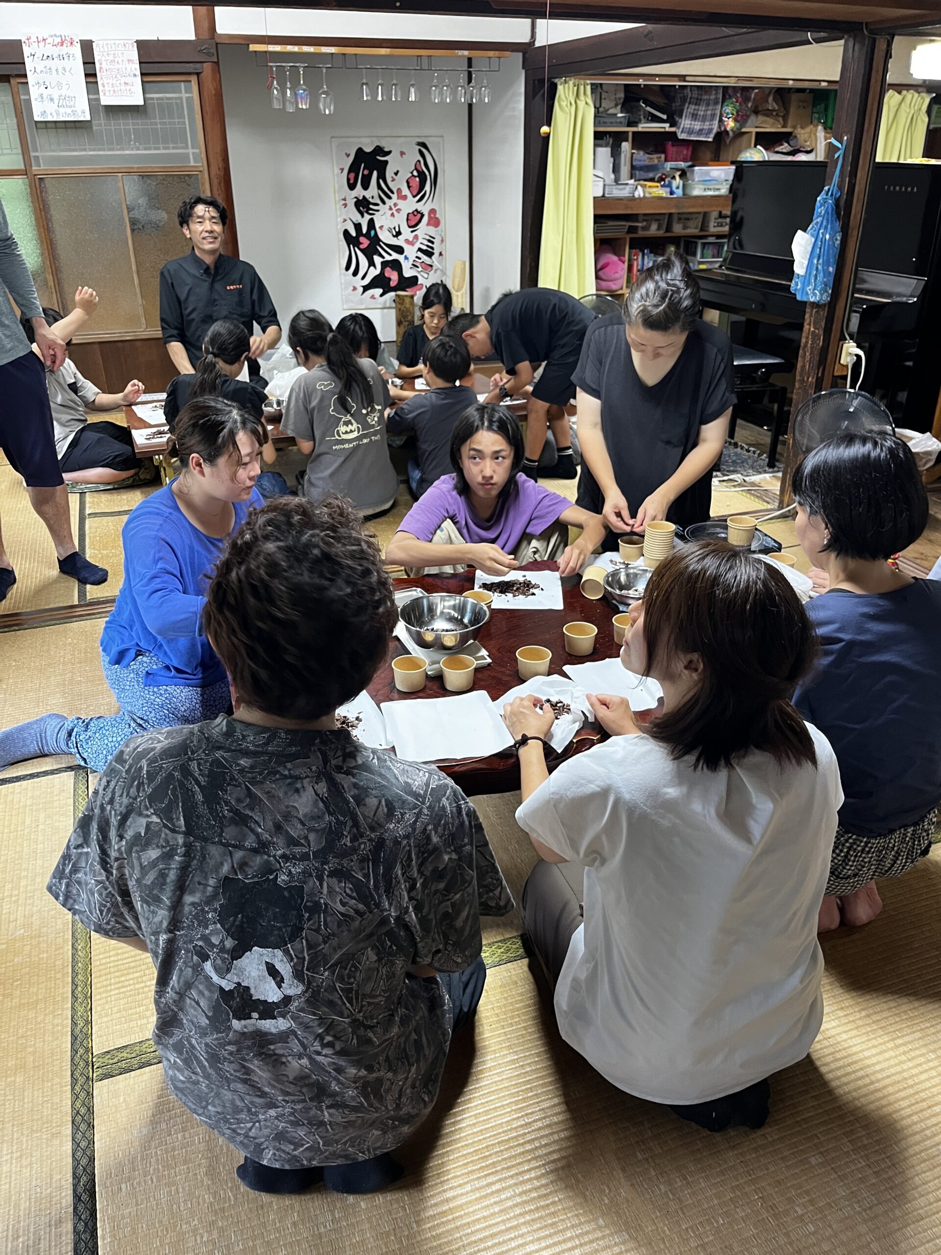 石臼でカカオを挽く様子
