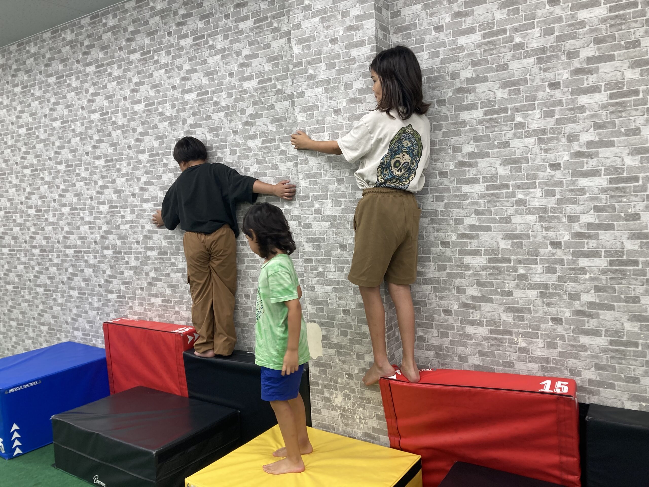 壁登りサーキットに挑戦する子どもたちの様子