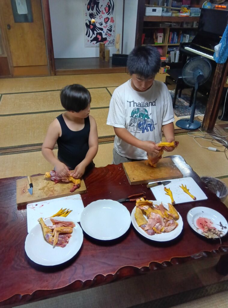 捌いた鶏を部位ごとに分けていく様子