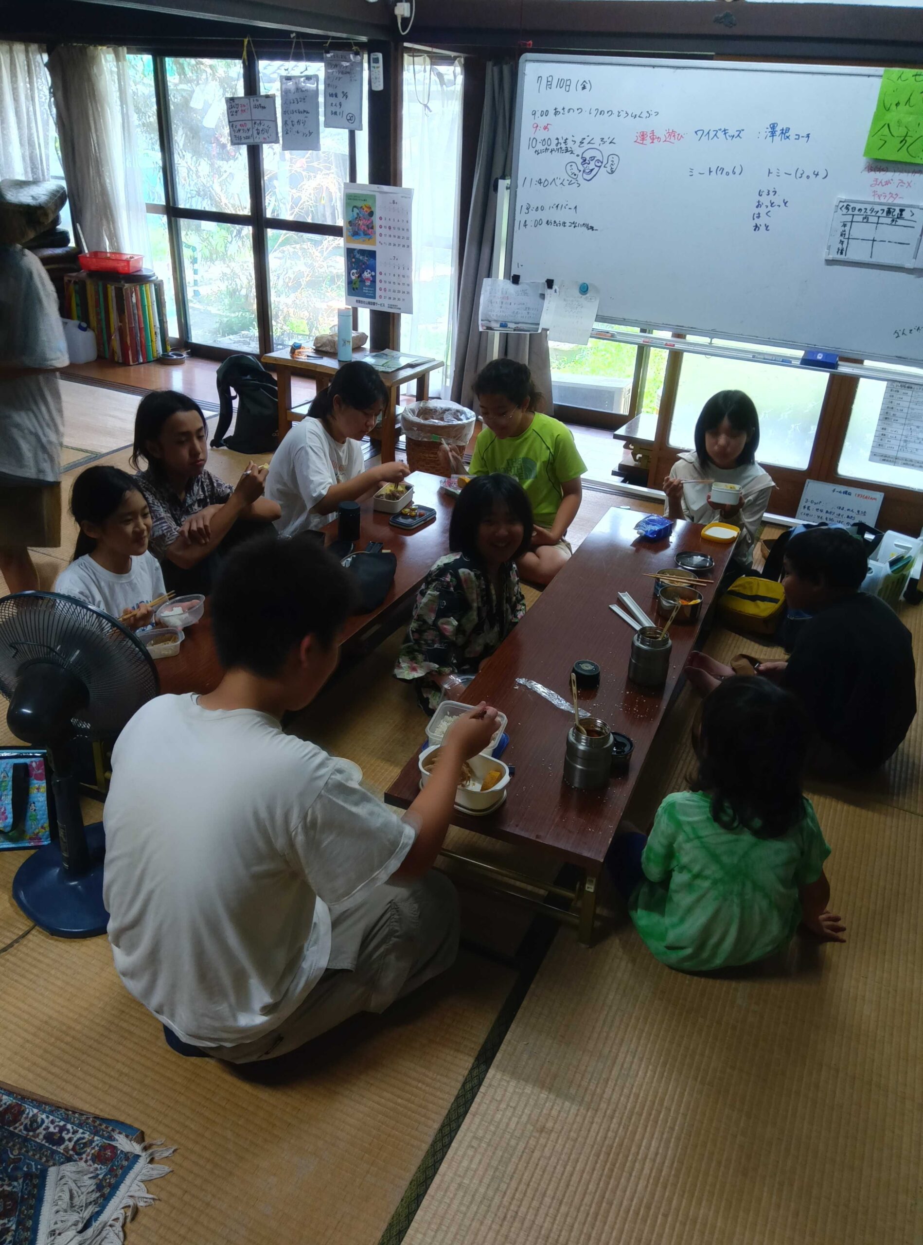 座卓を囲んで昼ごはんを食べる子どもたちの様子