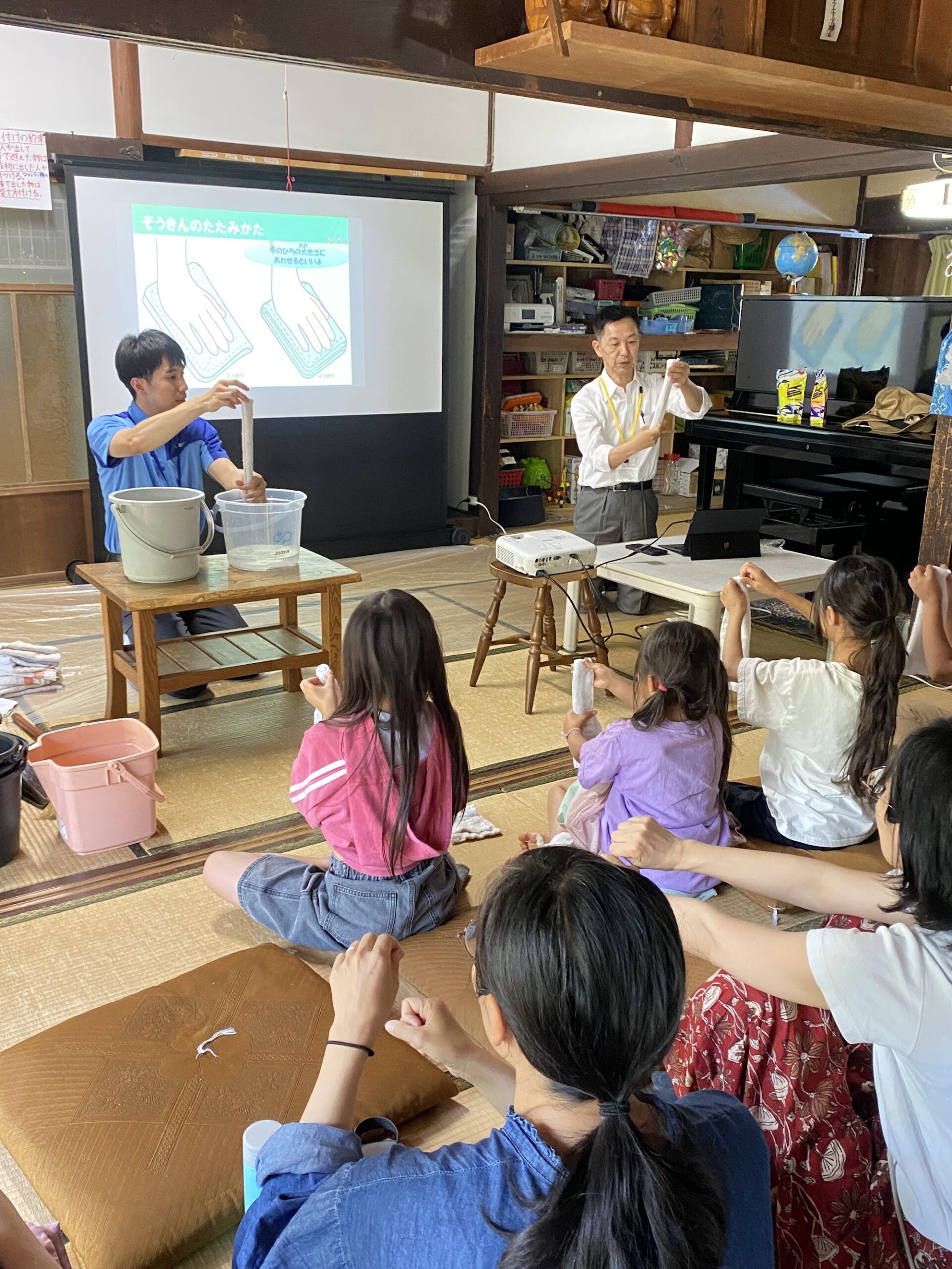 雑巾を絞る子どもたちの様子