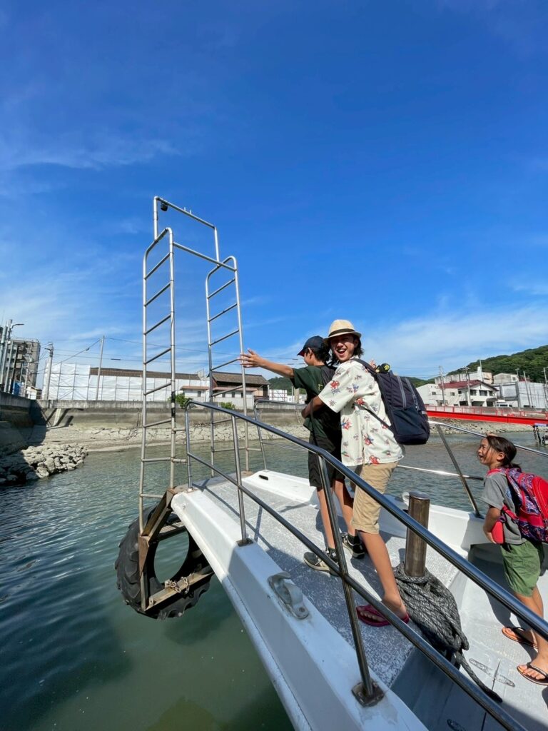 荷物を背負い、港に戻る途中の子どもたちの様子