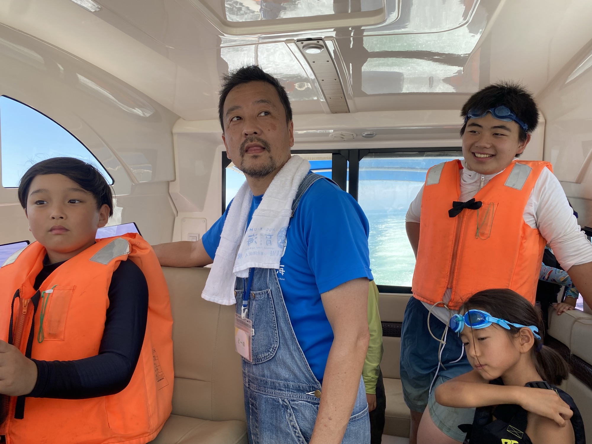 船内でフリースクール育海の堂野さんと子どもたちが集まる様子