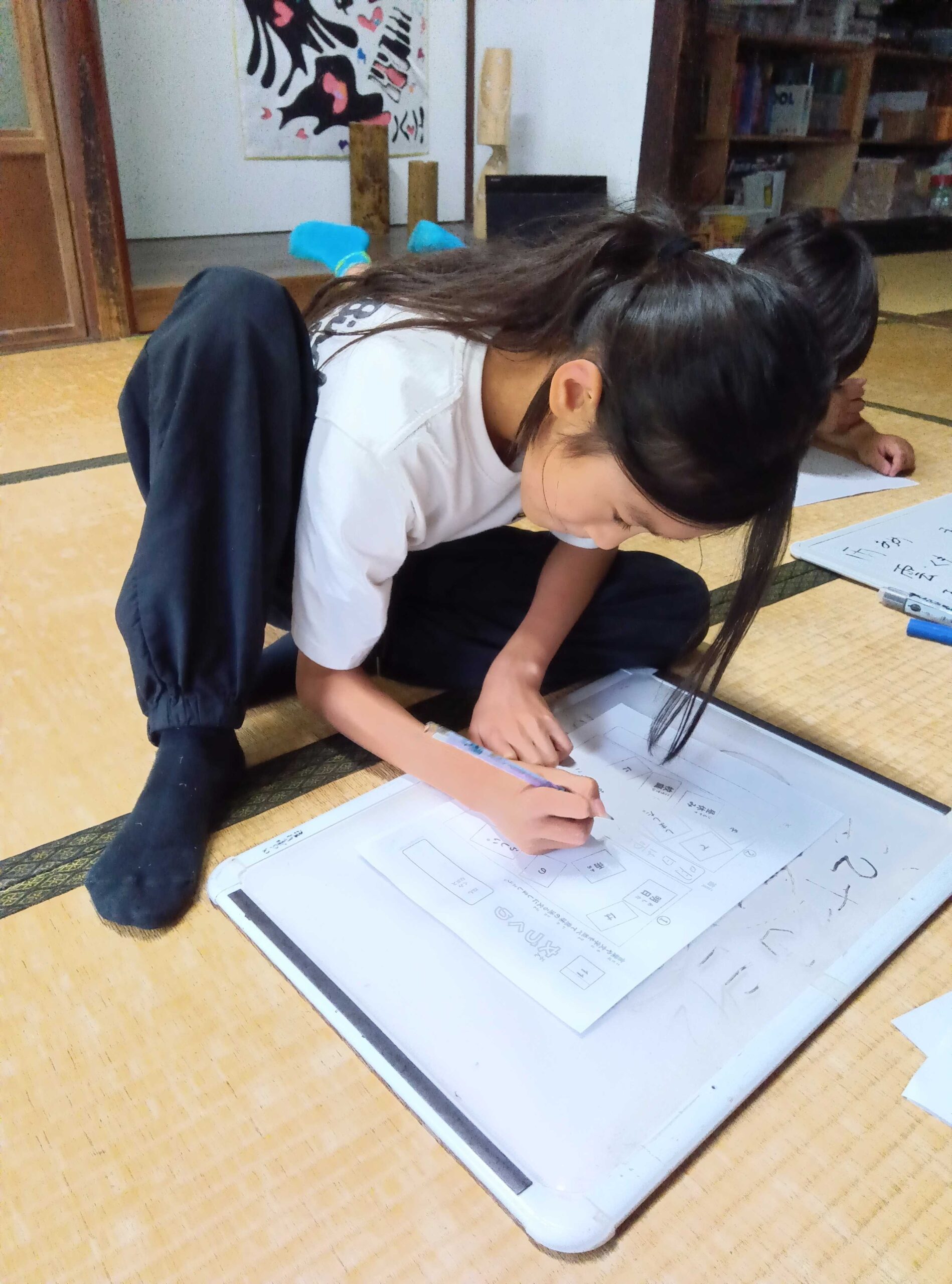 学びのわで、言葉の並び替えワークに取り組む小学部の様子