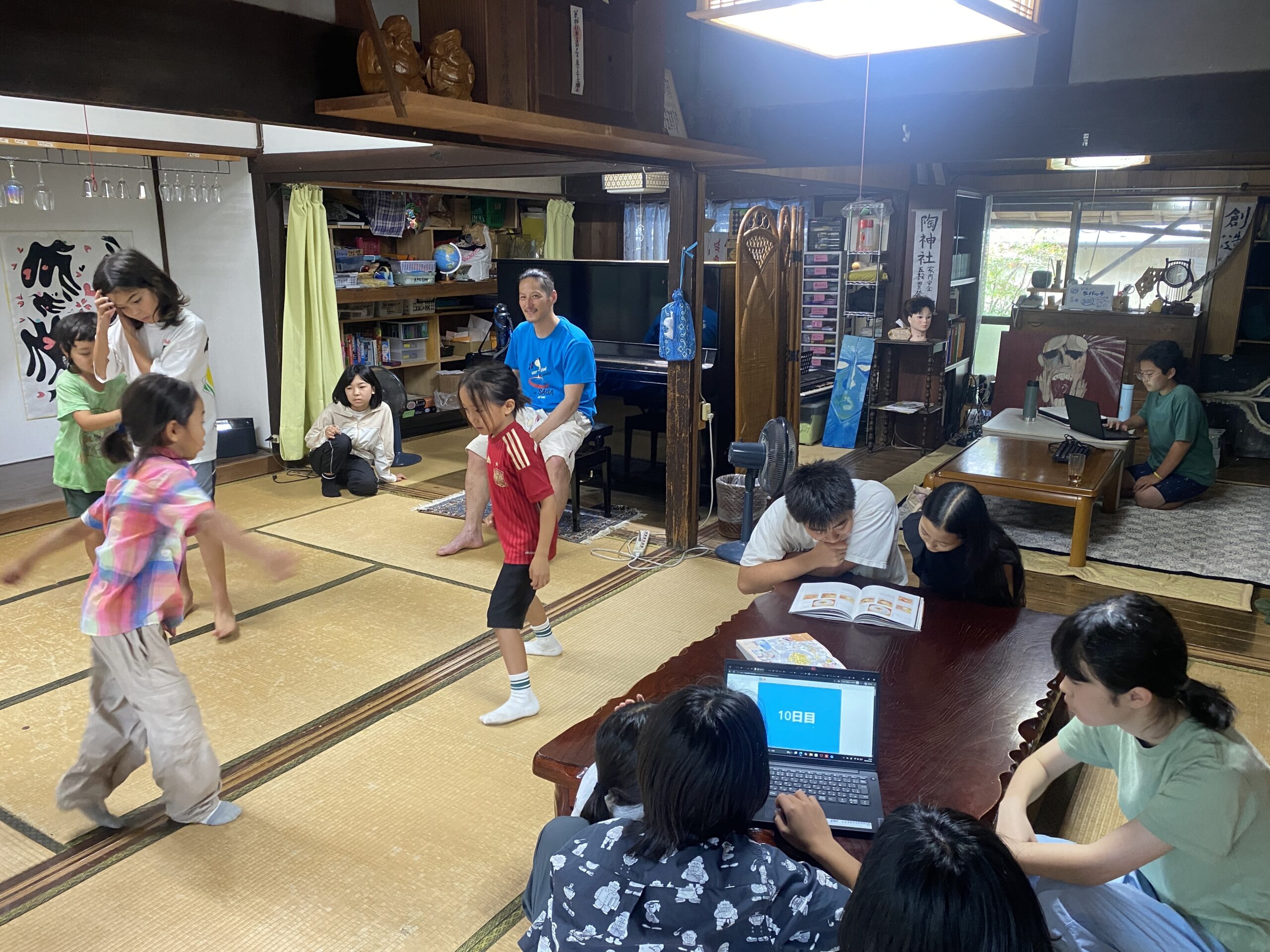 パソコンで自分探求に取り組む様子