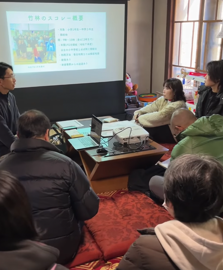 スタッフによる竹林のスコレーの概要説明の様子