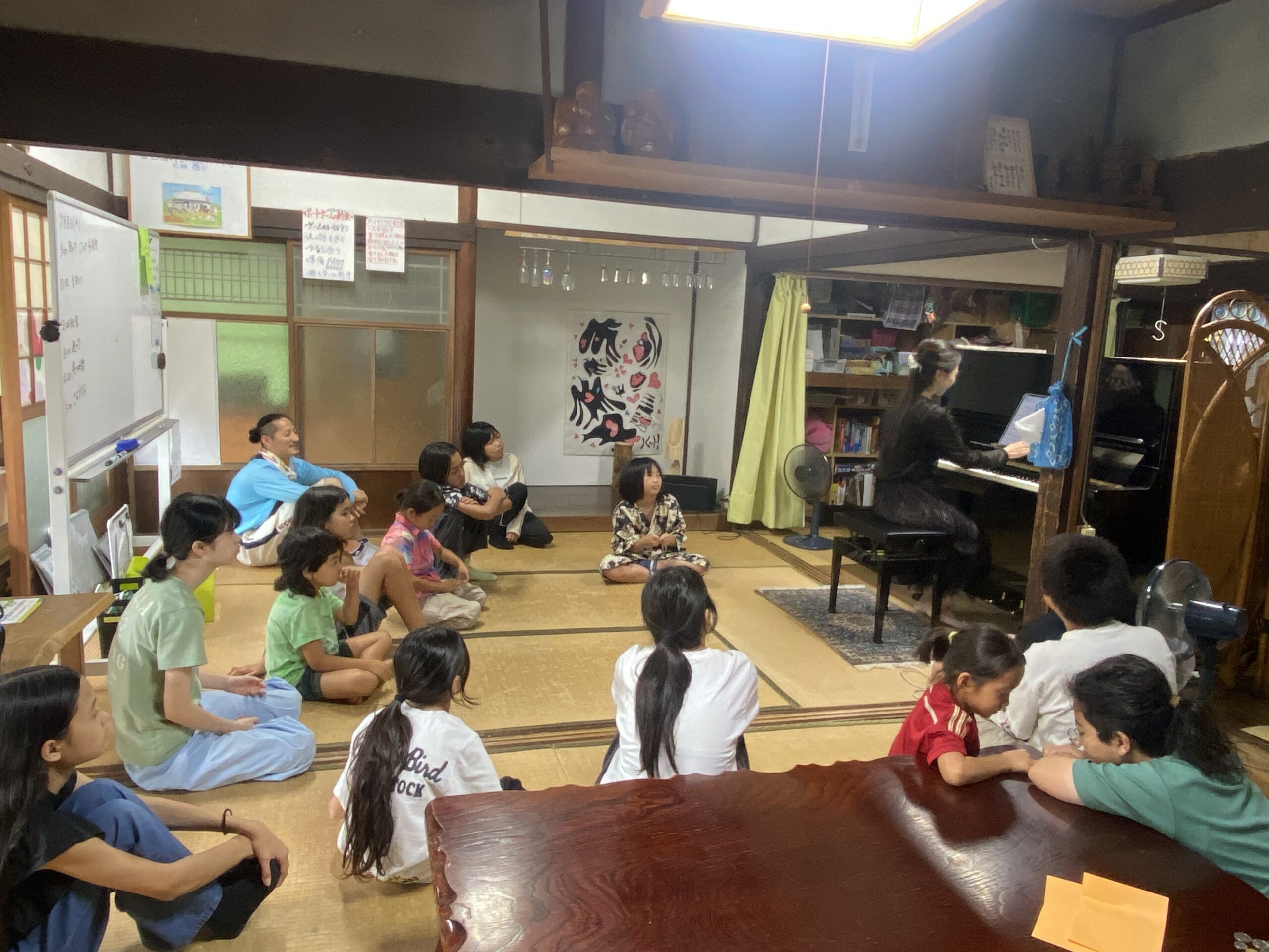 ピアノの演奏を聴く子どもたちの様子
