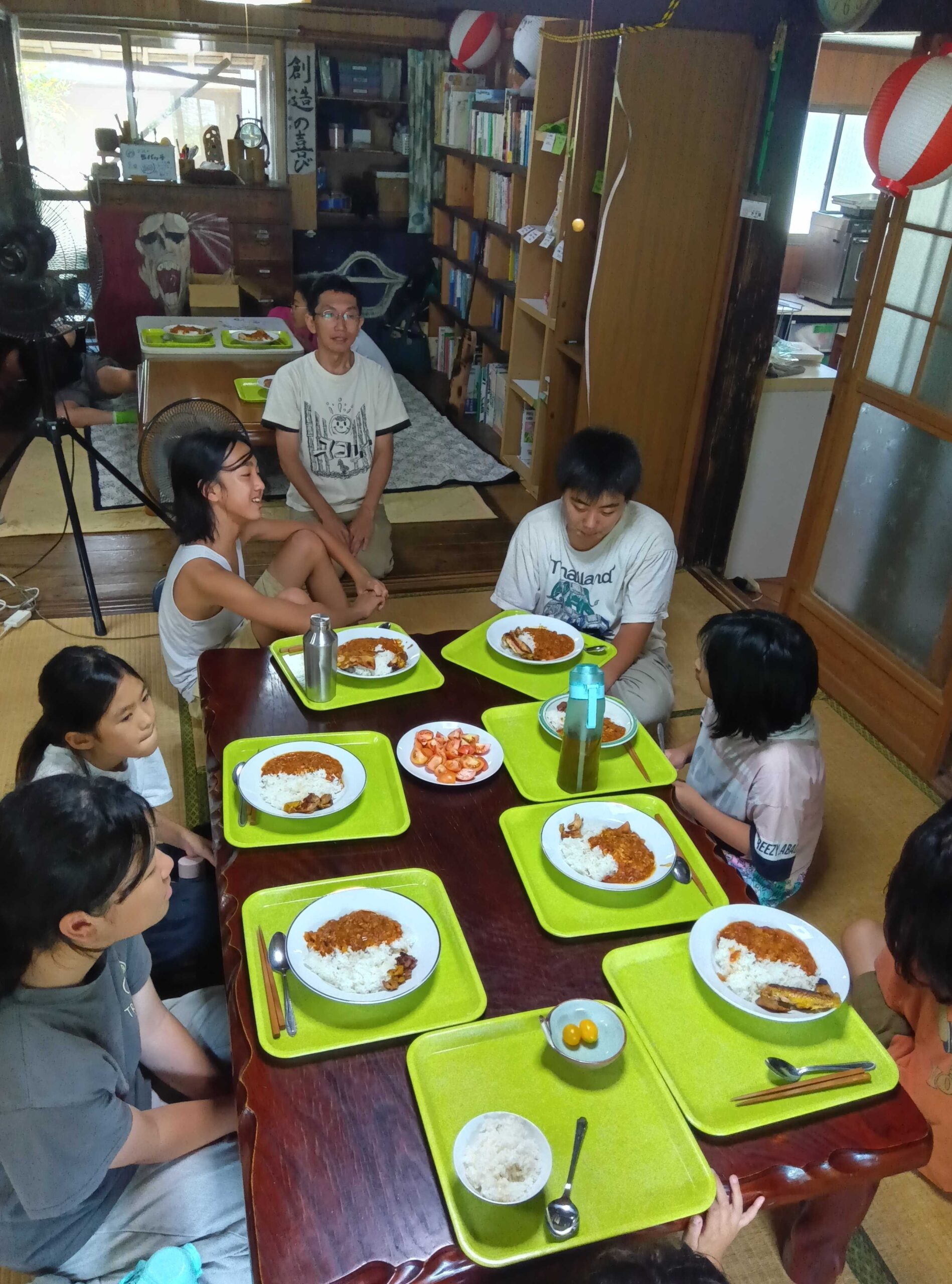 完成したおつカレーを囲んで食事をする様子