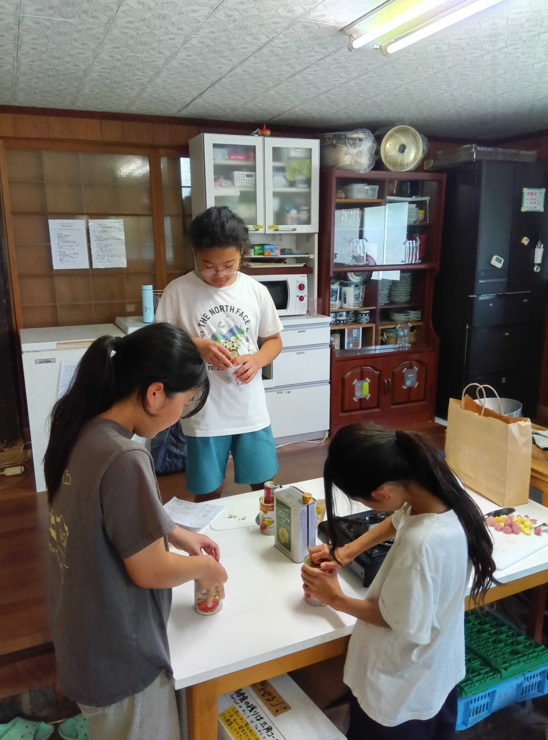 台所で調理の準備を進める子どもたち