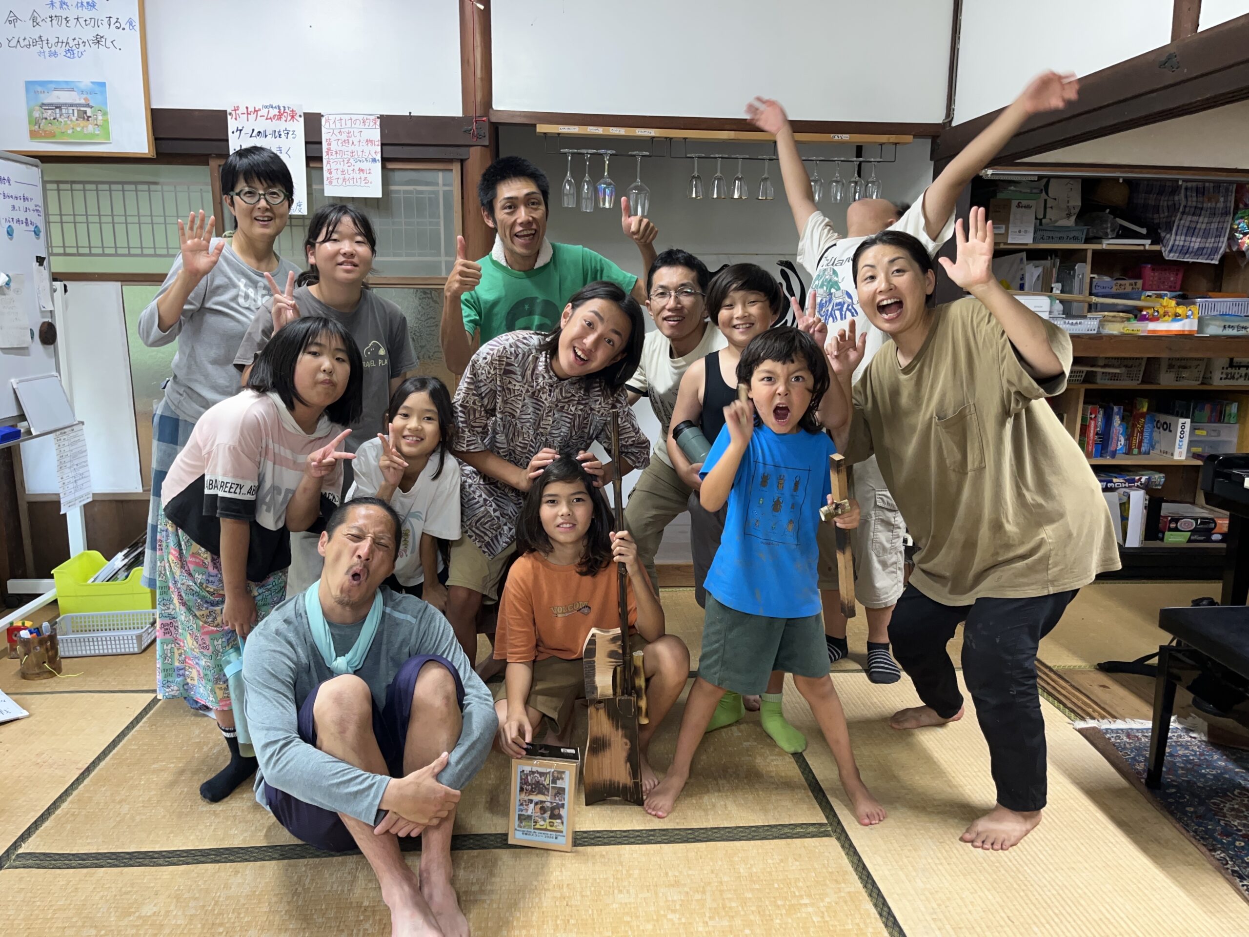 一学期最終日の締めくくりに集まったスタッフと子どもたちの記念写真