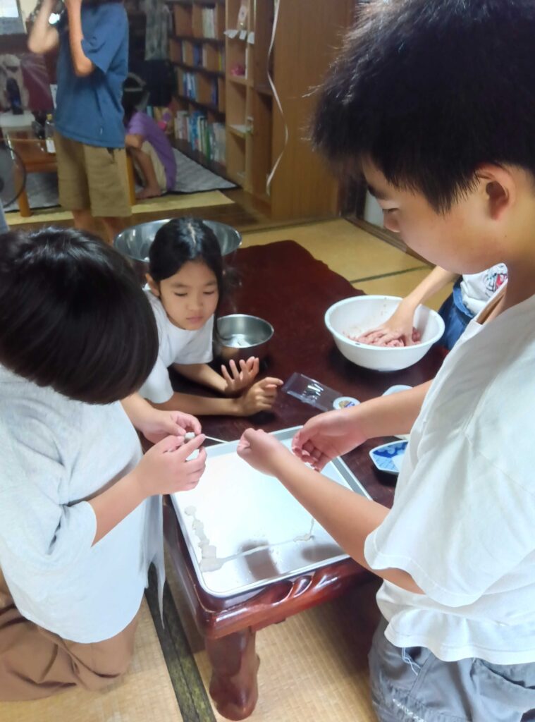 ソーセージのタネを腸に詰める作業の様子