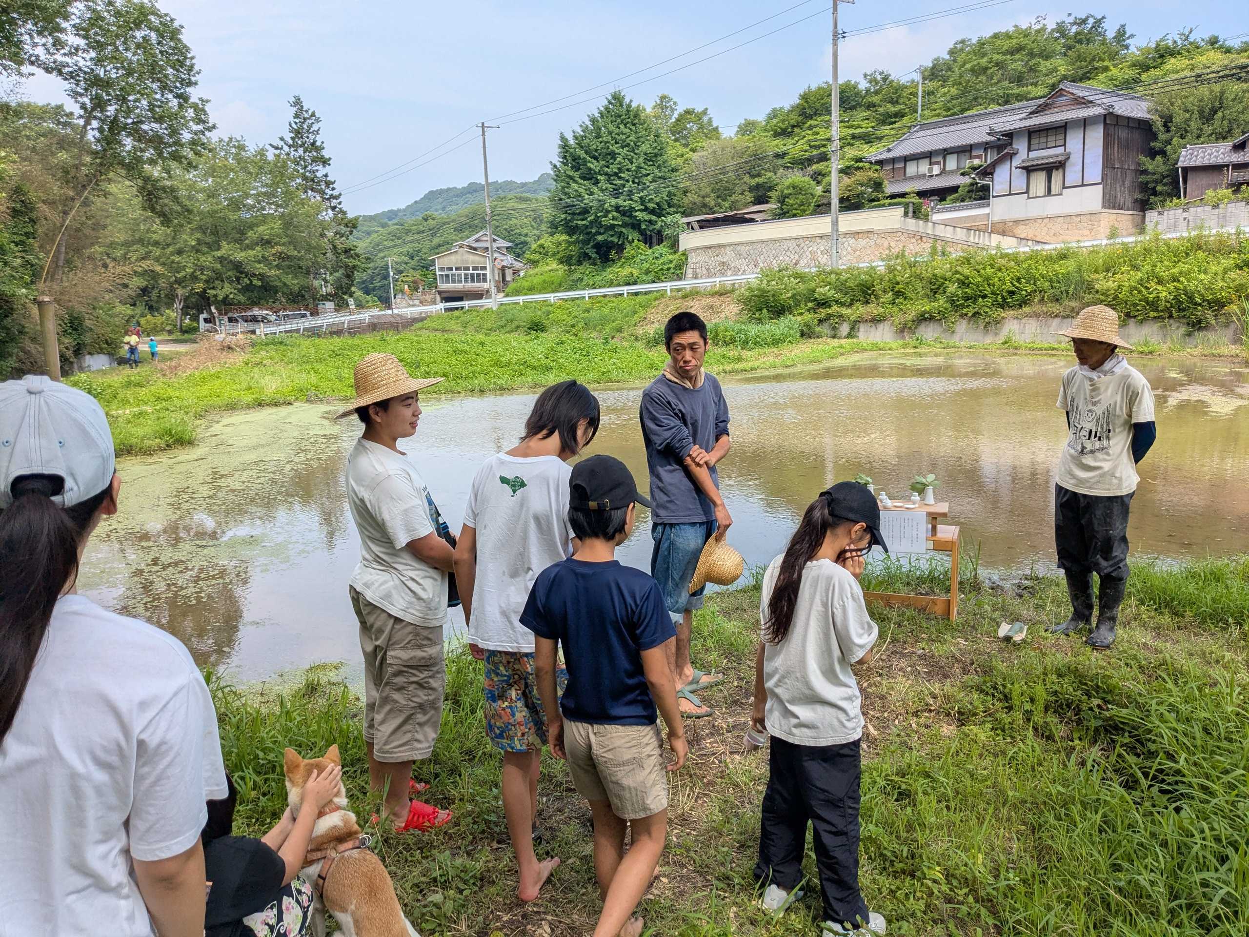 田んぼの前でお田植え祭の準備をする様子
