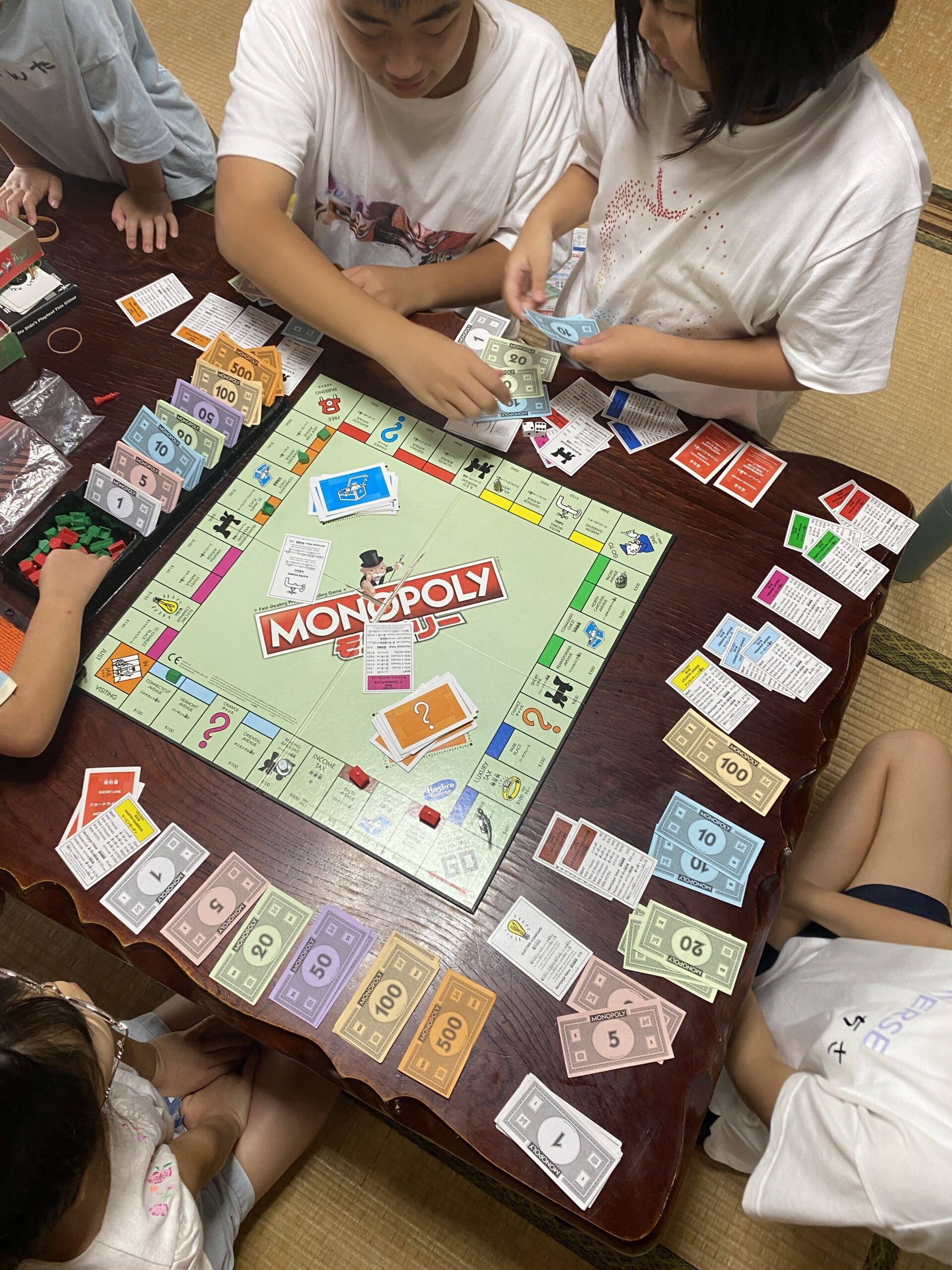 モノポリーを囲んで遊ぶ子どもたちの様子