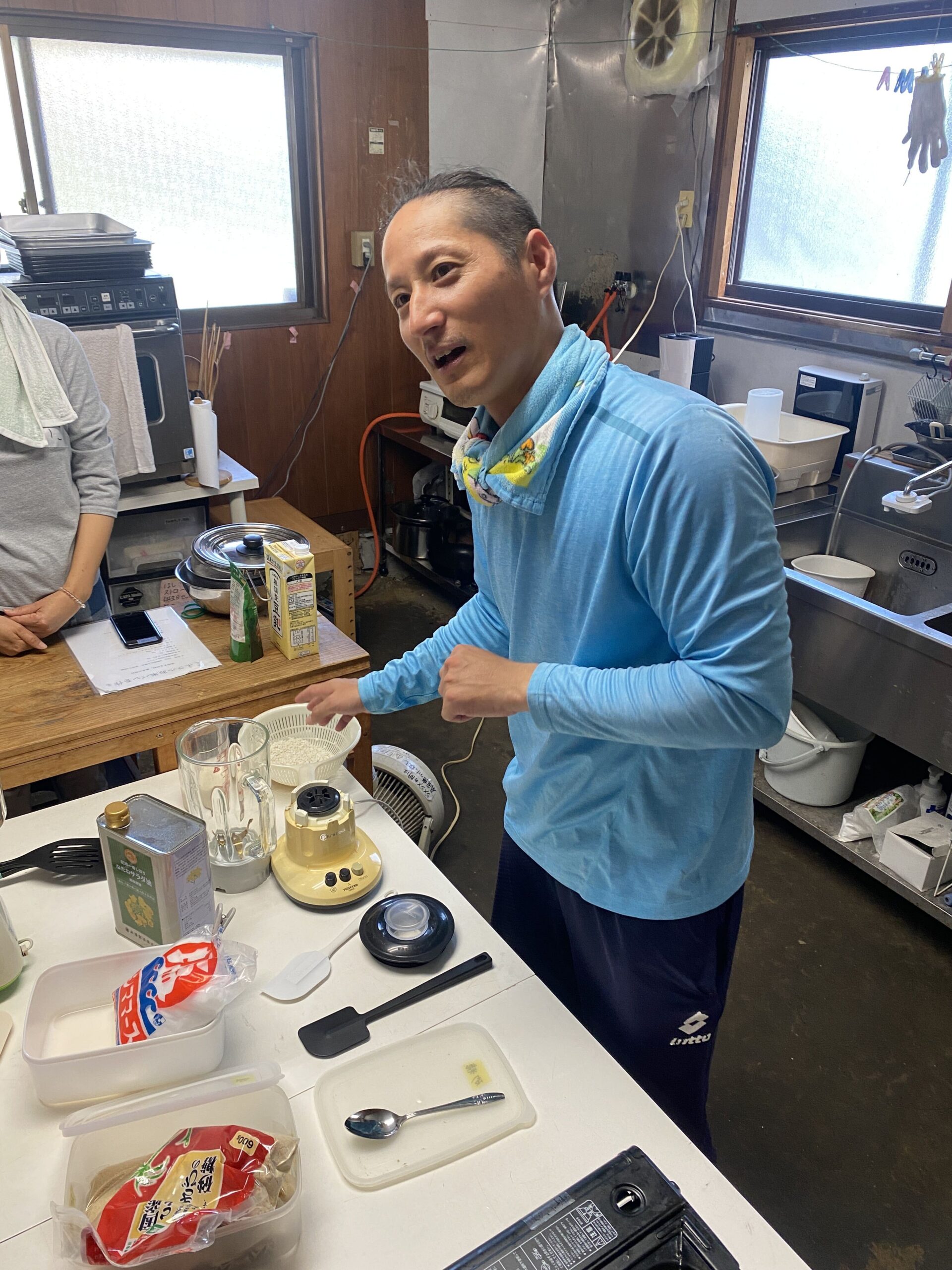 生米クレープの材料を前に説明するスタッフの様子