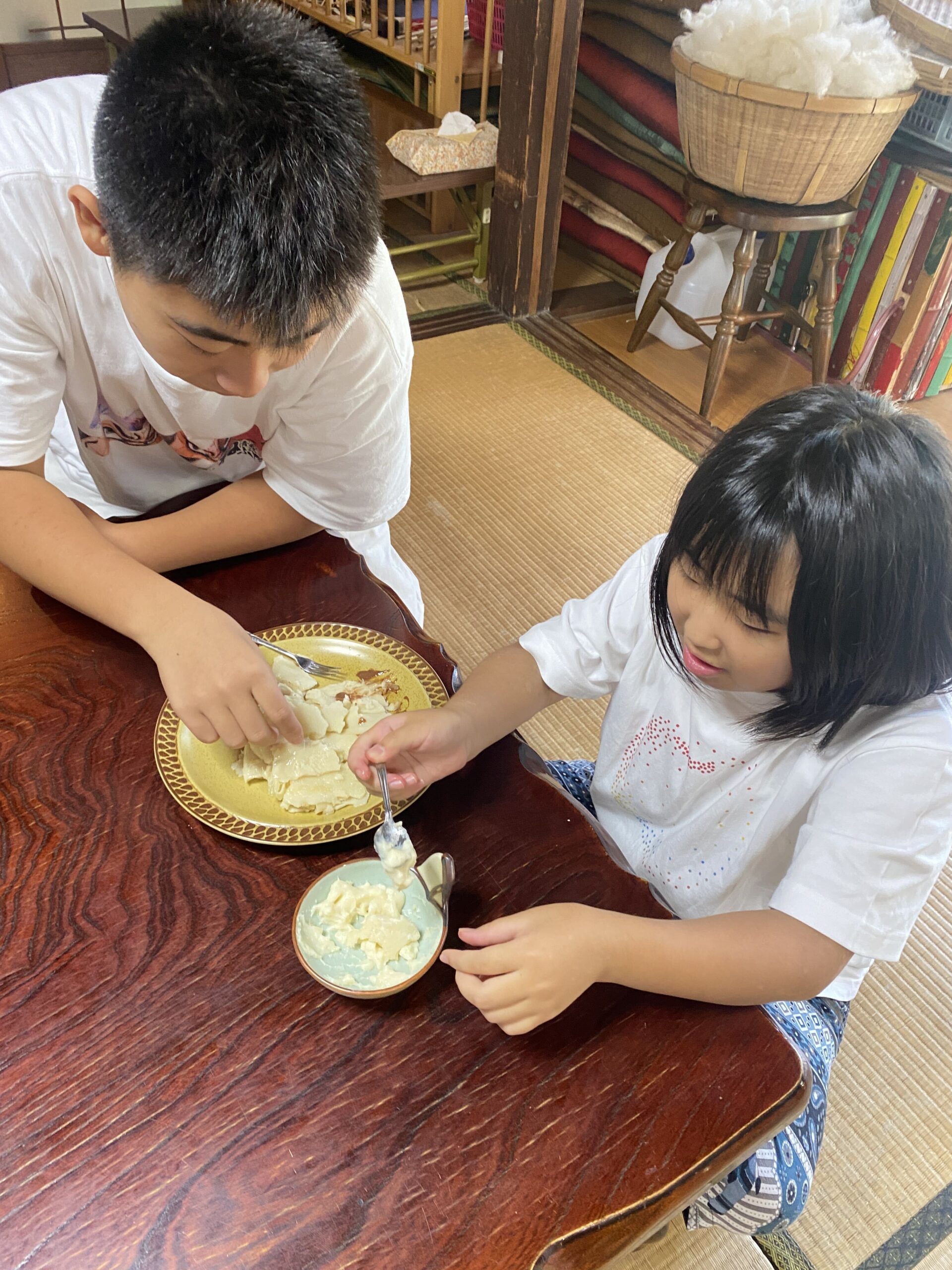 トッピングを添えたクレープを一緒に味わう子どもたちの様子