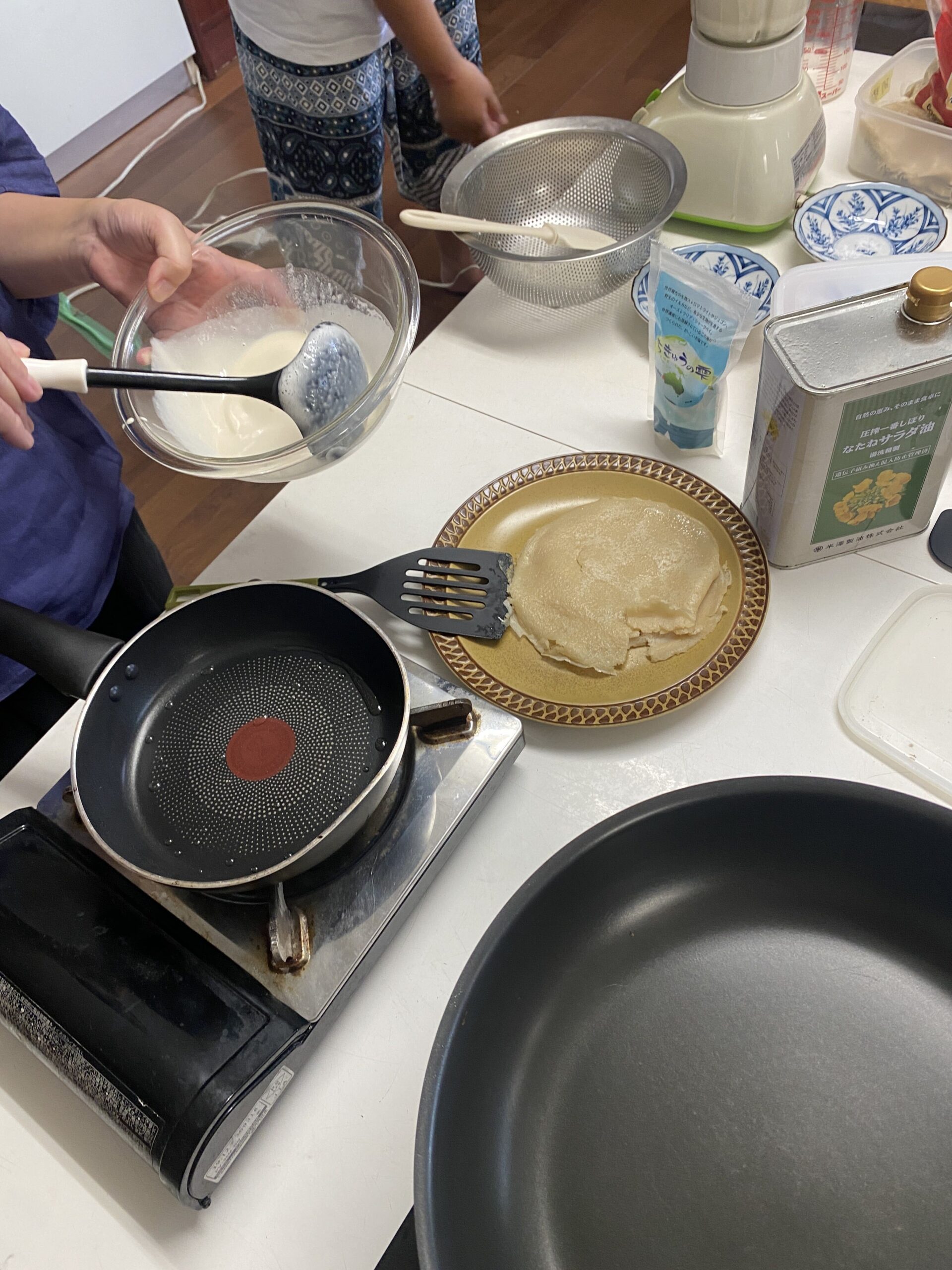 生地をフライパンで焼き、クレープに仕上げる様子