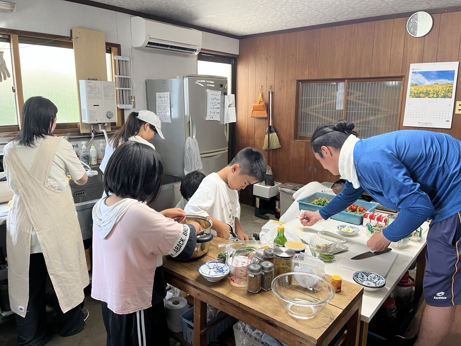 スタッフや子どもたちと一緒にネパール料理を仕込む様子