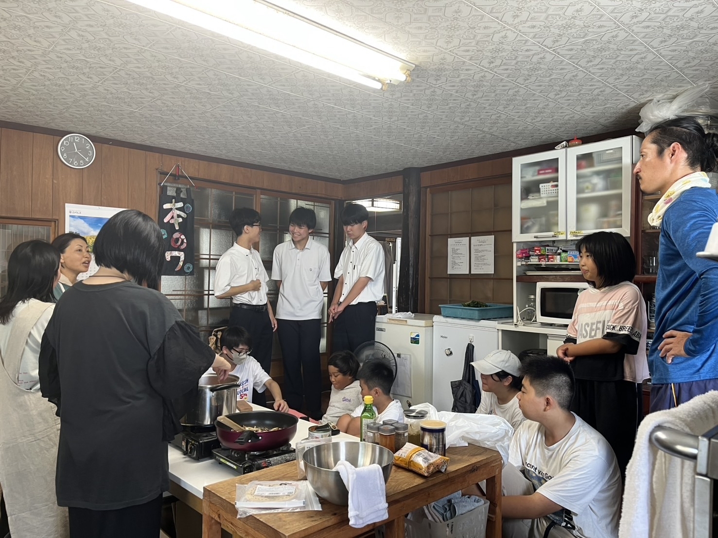 調理のデモを見守る、夏サト参加者と高校生の様子