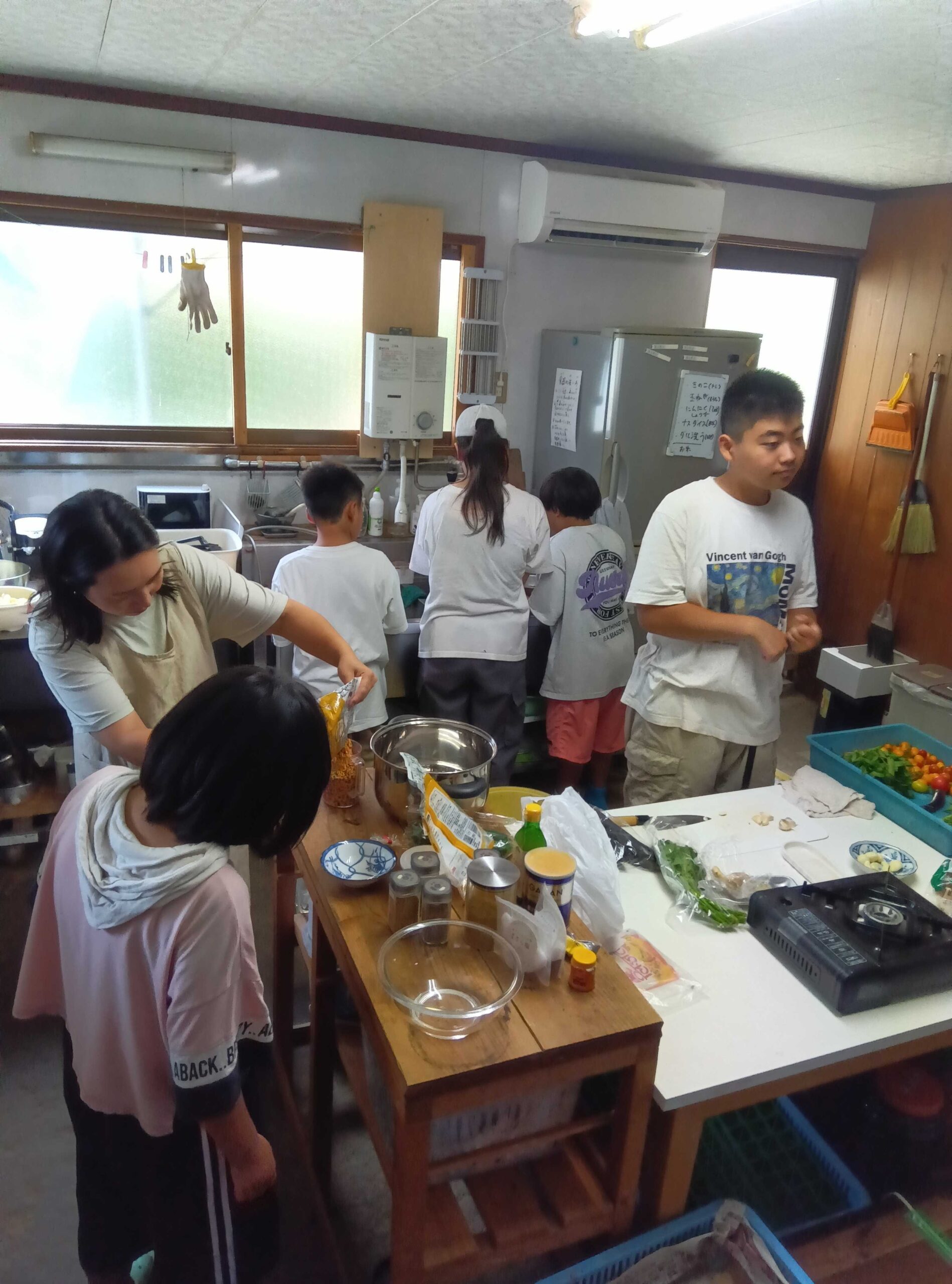 キッチンで具材の準備をする夏サトの参加者たち