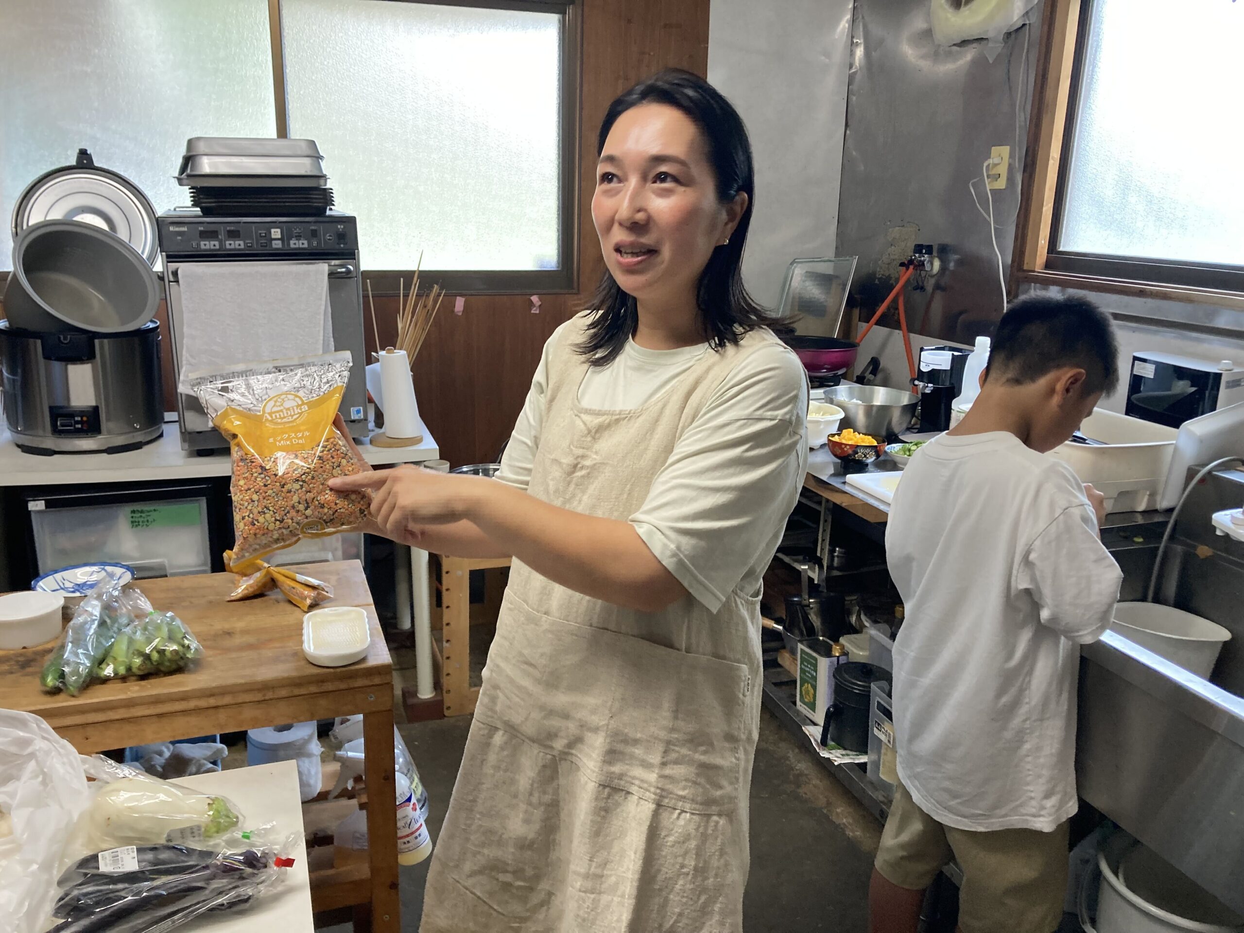 ネパールの豆「ミックスダル」の袋を見せながら説明するゆりりん