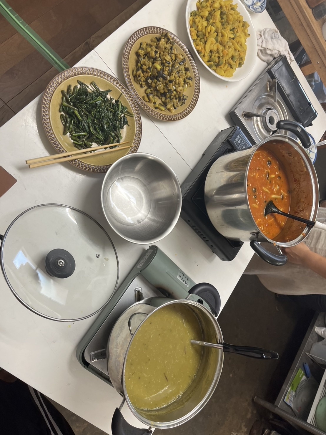 鍋で煮込んだネパールカレーを上から見た様子
