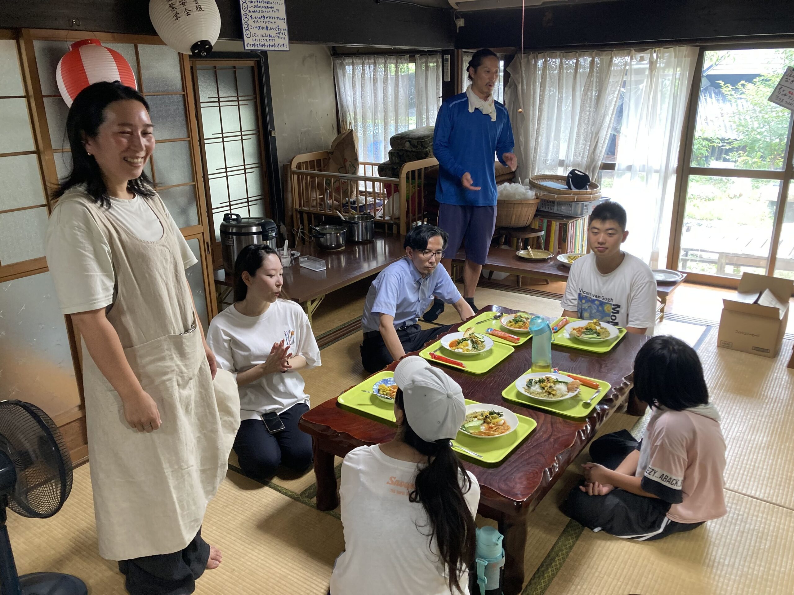 完成したネパールカレーを囲み、食卓に集まった様子