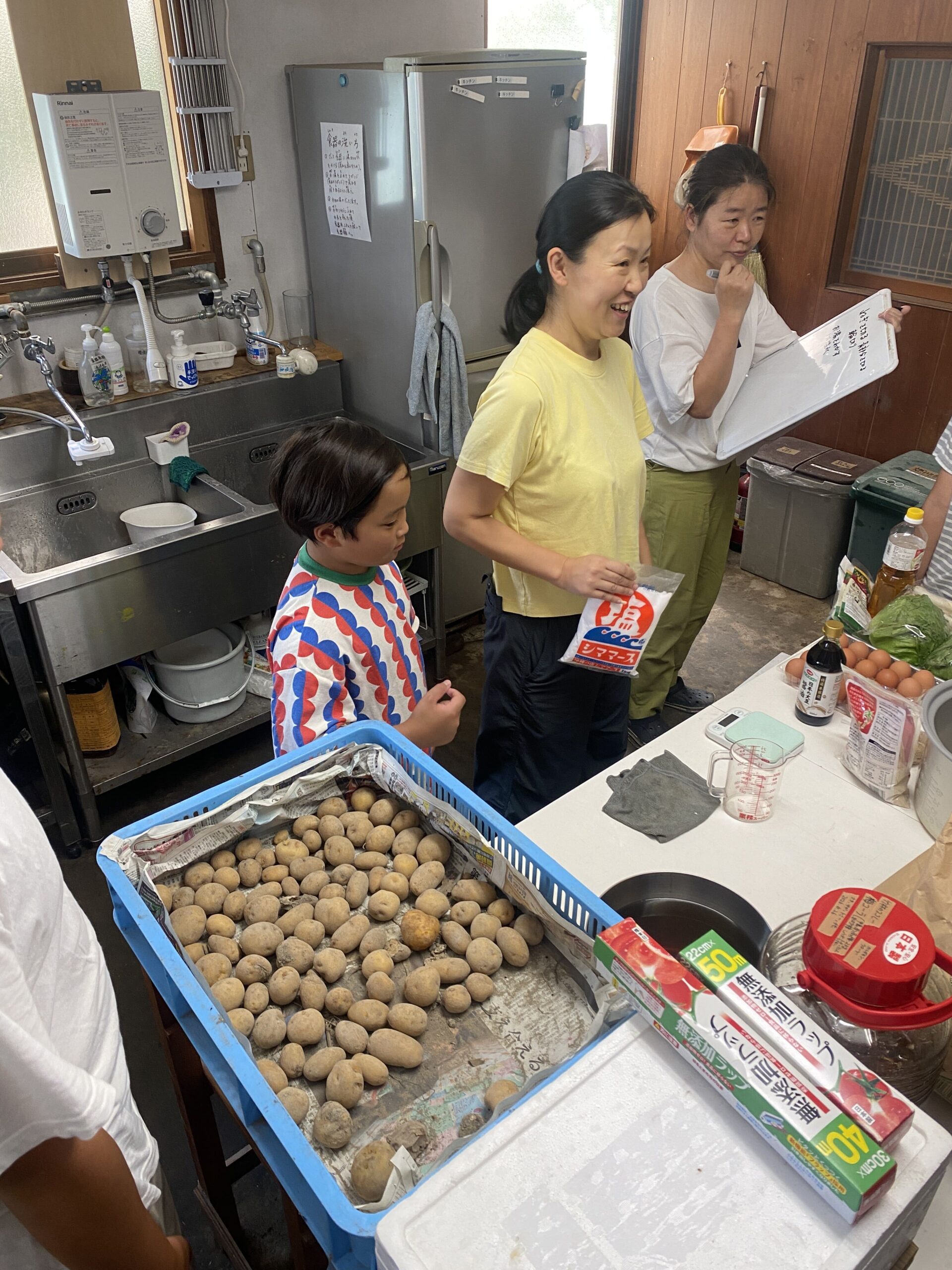 レシピを確認しながら台湾料理の下ごしらえをする様子