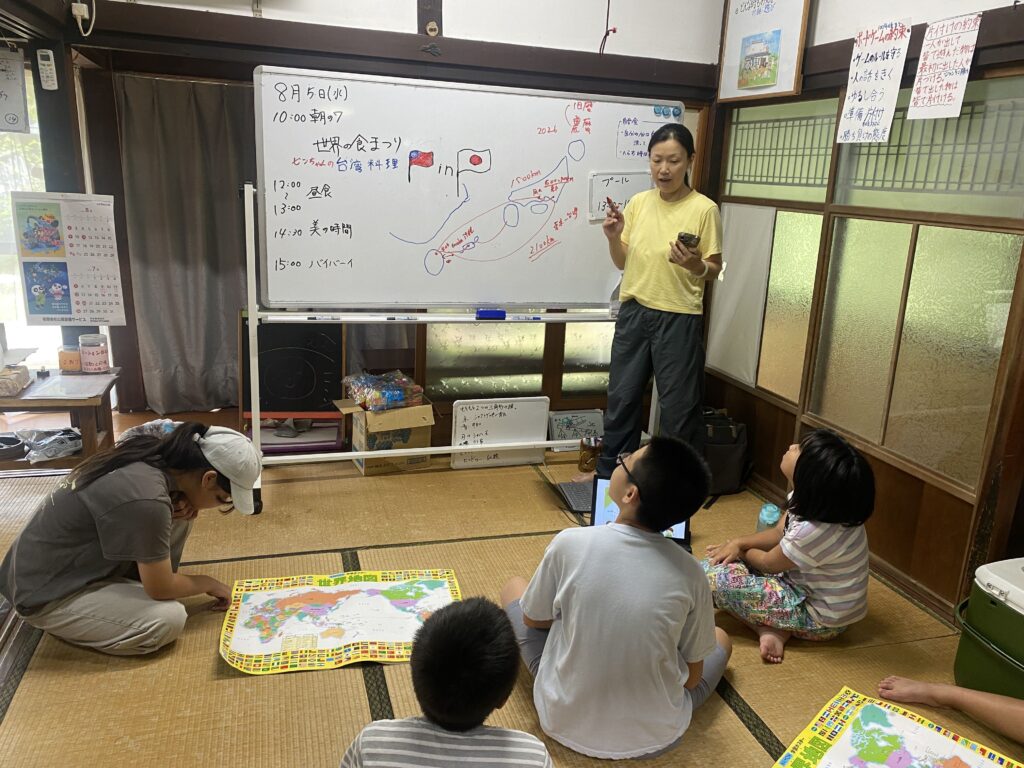 台湾と日本の位置関係をクイズで学ぶ様子