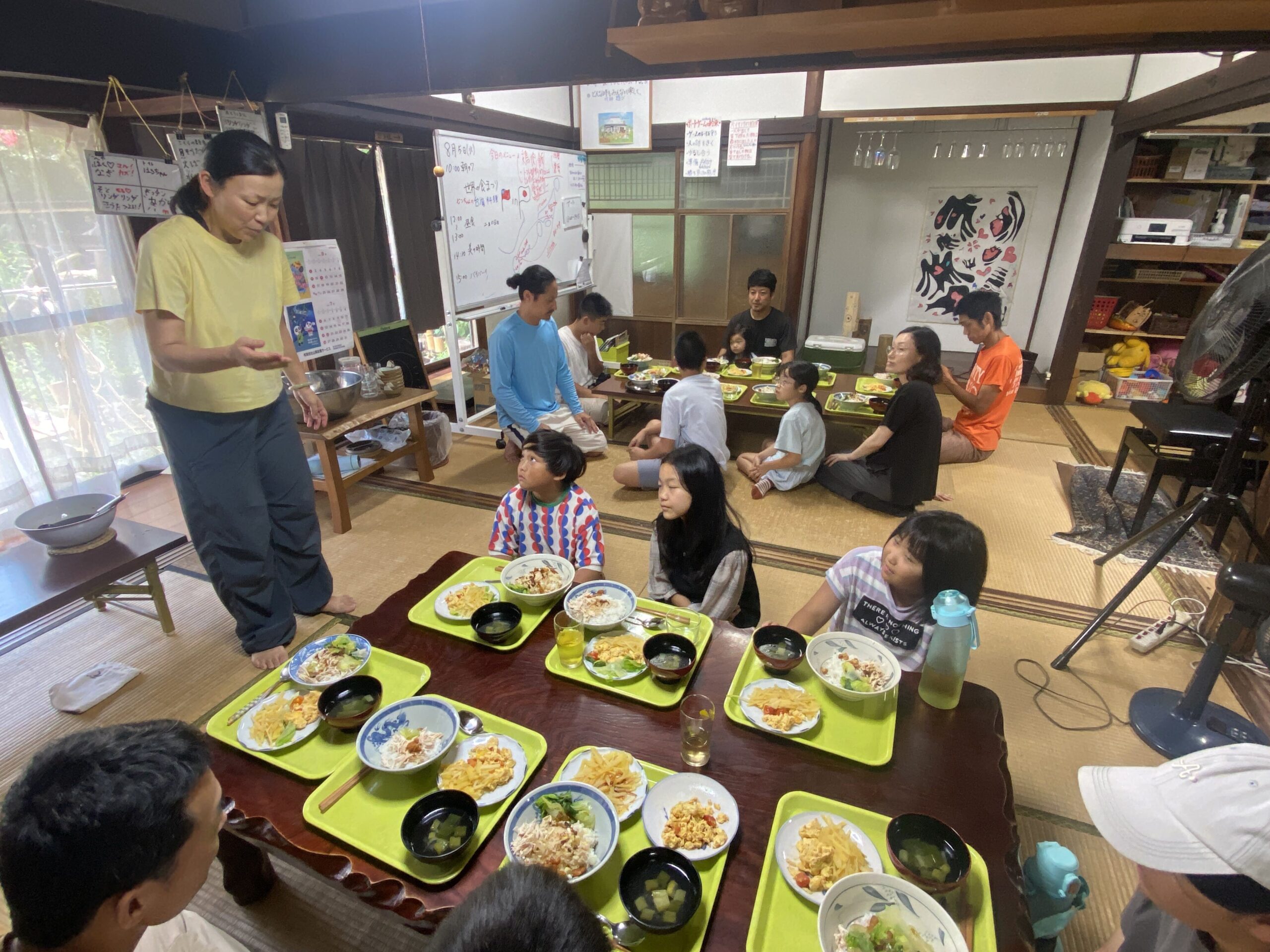 完成した台湾料理を前に集まった様子