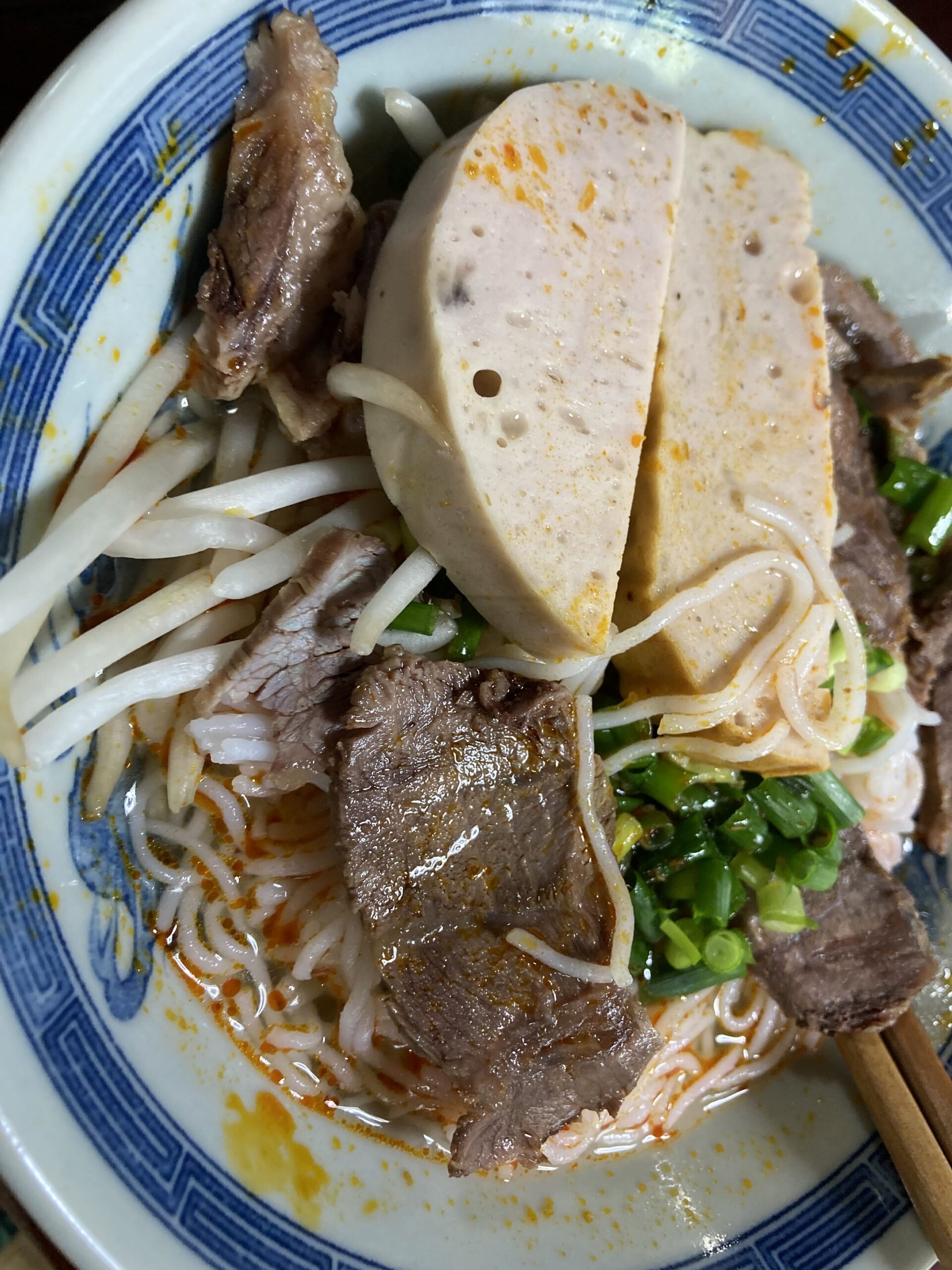 牛肉やベトナムのハムがのった完成したフォー