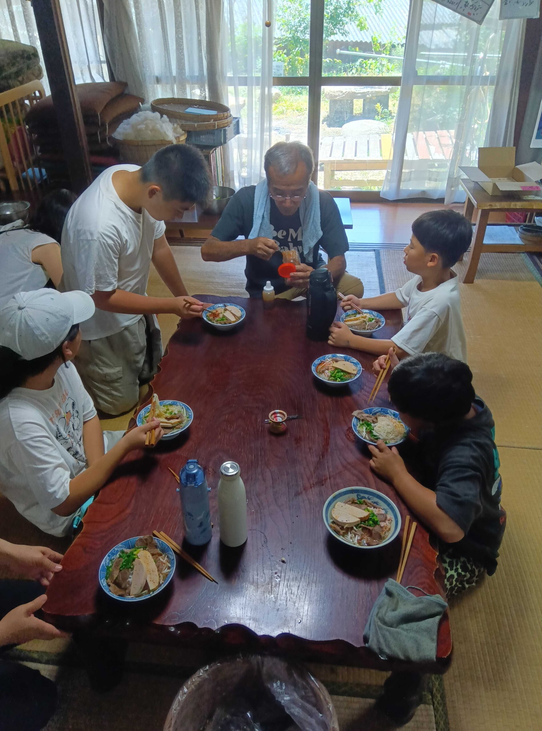 できあがったフォーをみんなで囲んで食べる様子