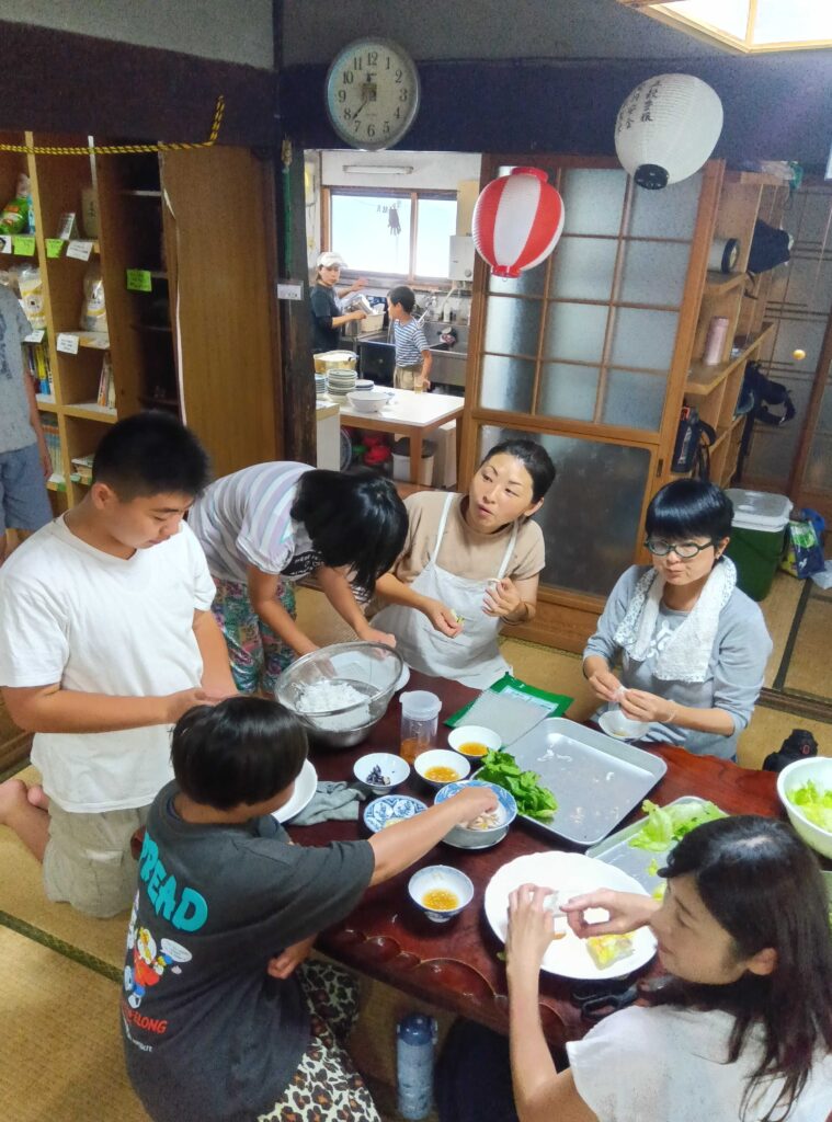 生春巻きを巻きながらみんなで盛り上がる様子