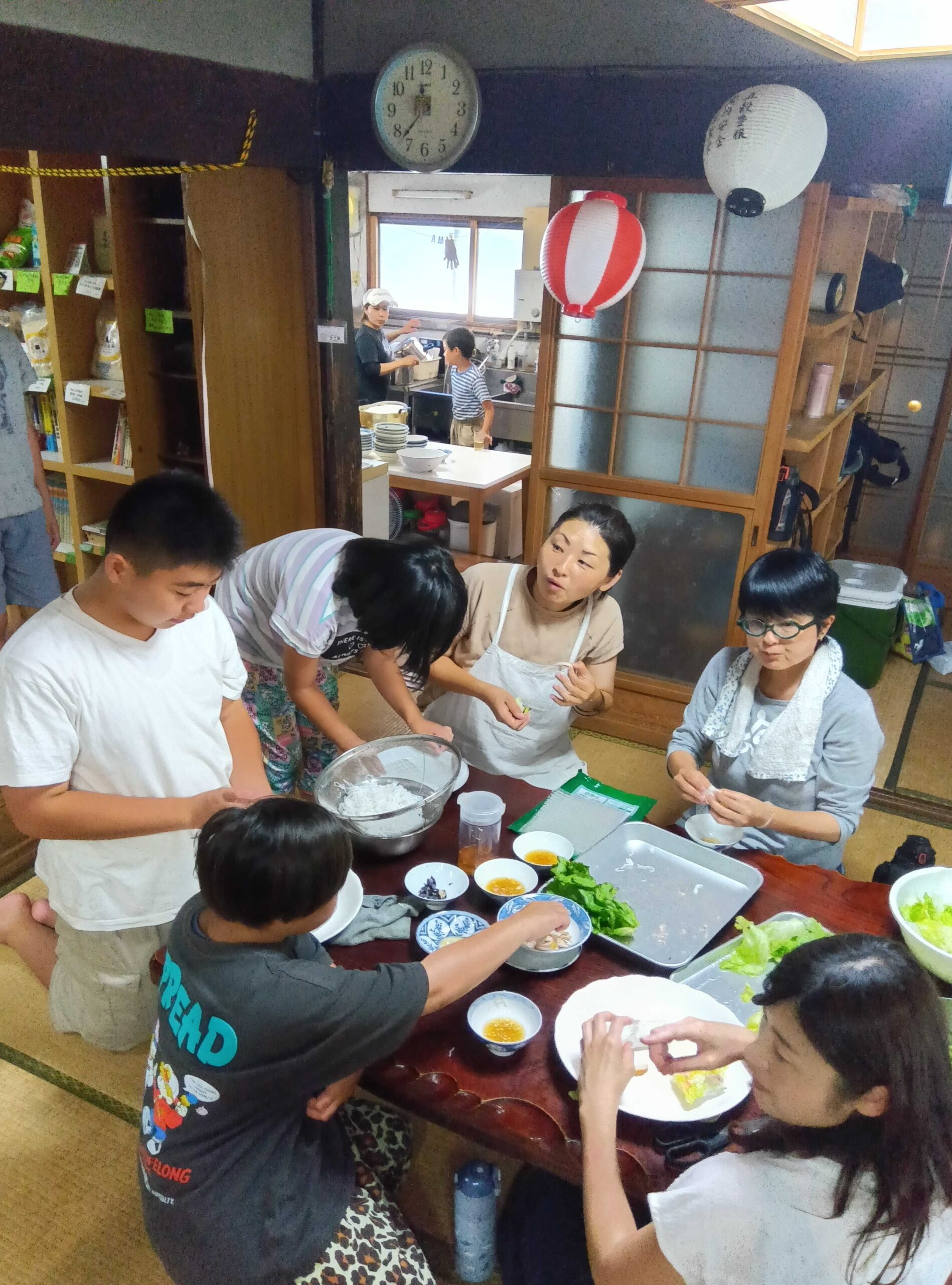 生春巻きを巻きながらみんなで盛り上がる様子