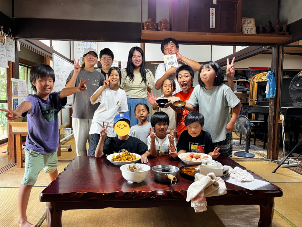 自家製のフライドポテトとゆで卵を囲む集合写真