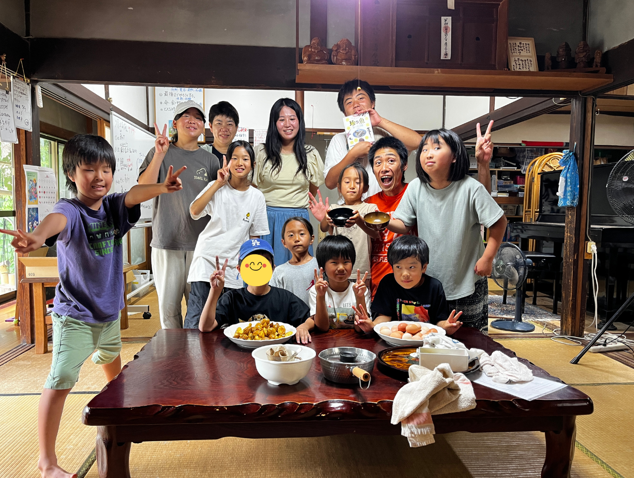 自家製のフライドポテトとゆで卵を囲む集合写真