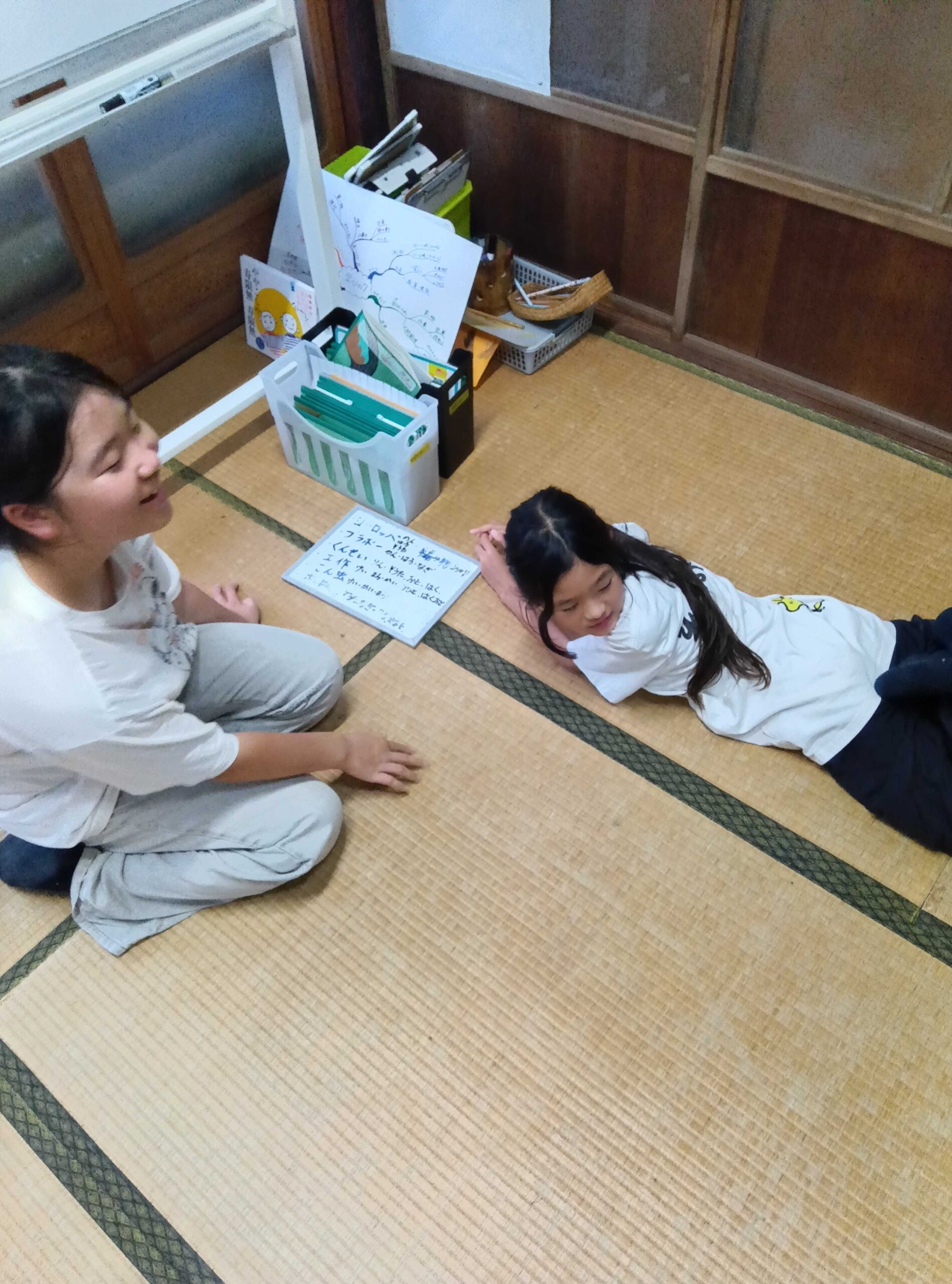 ヨーロッパについて調べ、ホワイトボードにメモをする子どもの様子