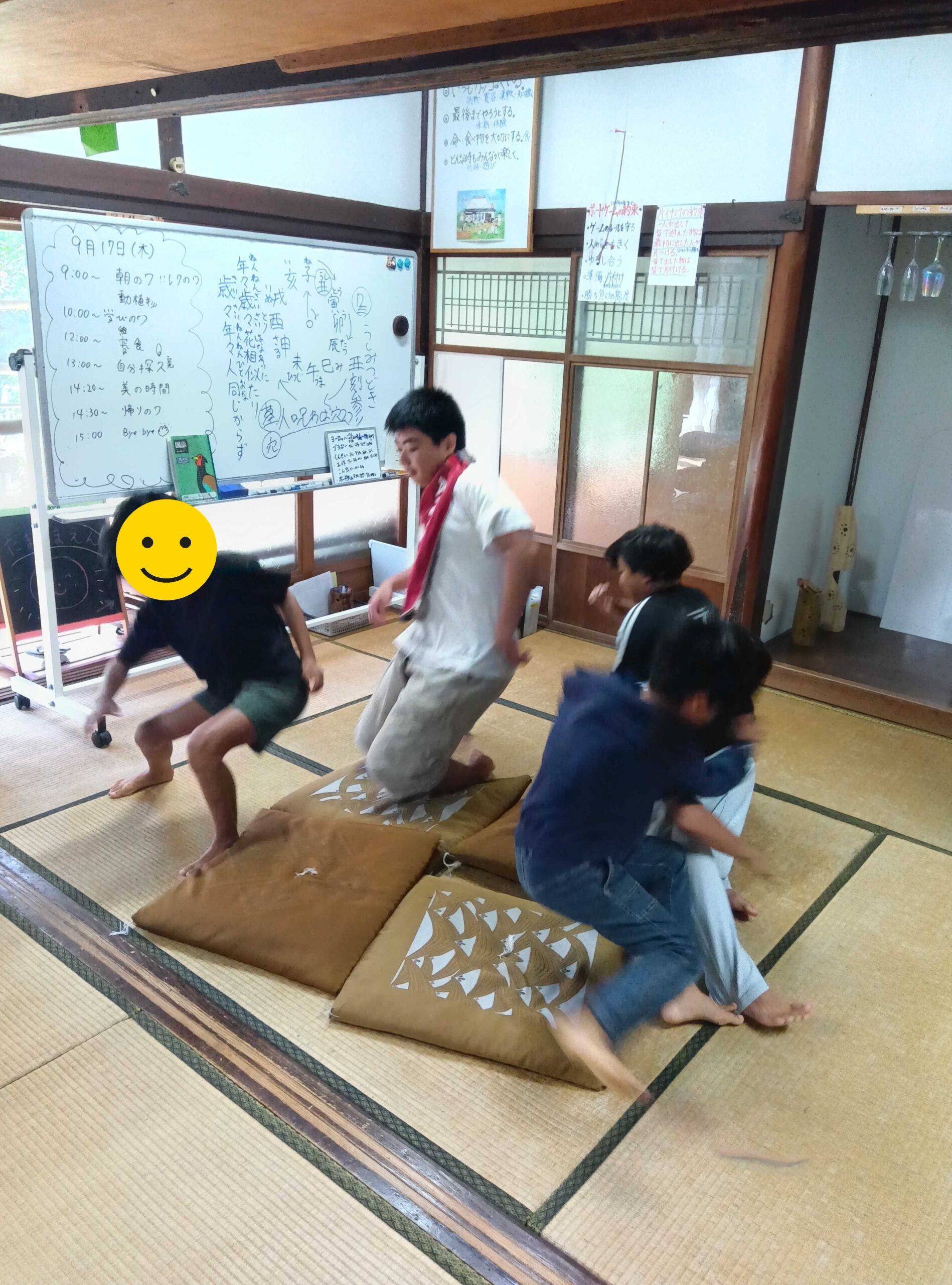座布団取りのレクで盛り上がる子どもたちの様子(お子さんの顔を一部加工しています)