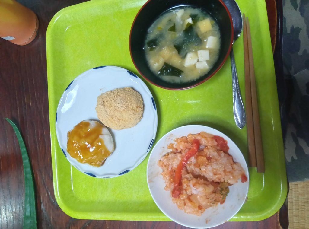 完成したトマトリゾットとおもち、味噌汁が並ぶお膳
