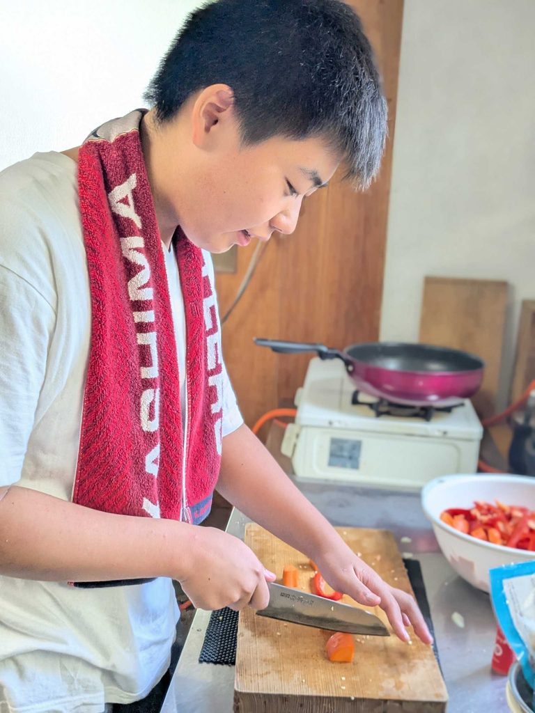 包丁でにんじんを切る料理リレーの参加者