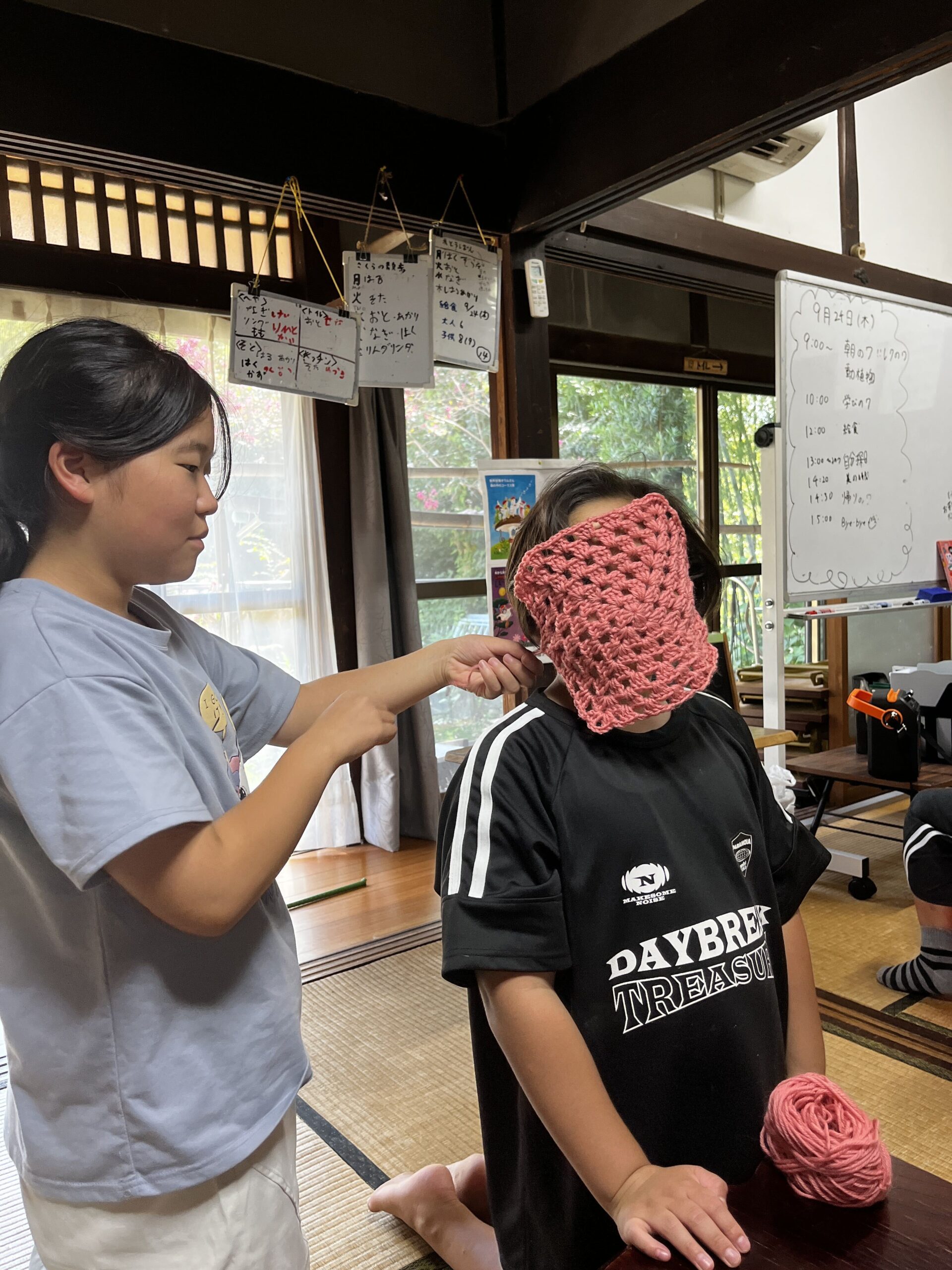 マイクを持ってカラオケを楽しむ子どもたち