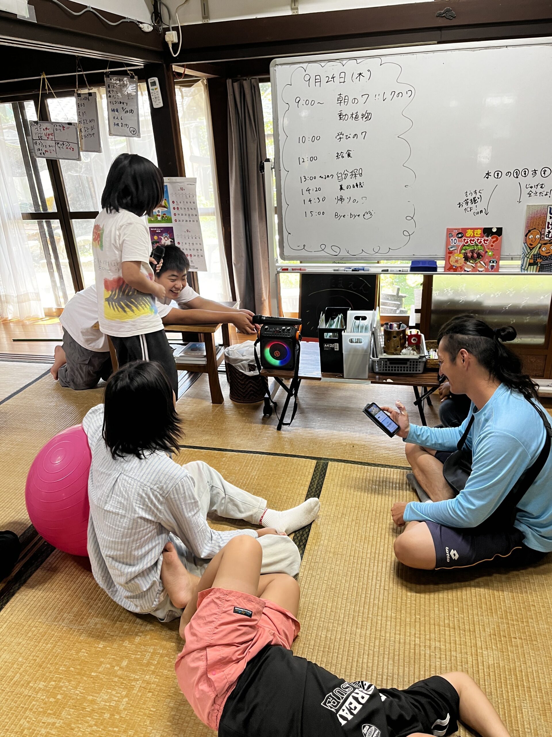 かぎ針編みの布を友だちの顔にかぶせて笑い合う様子
