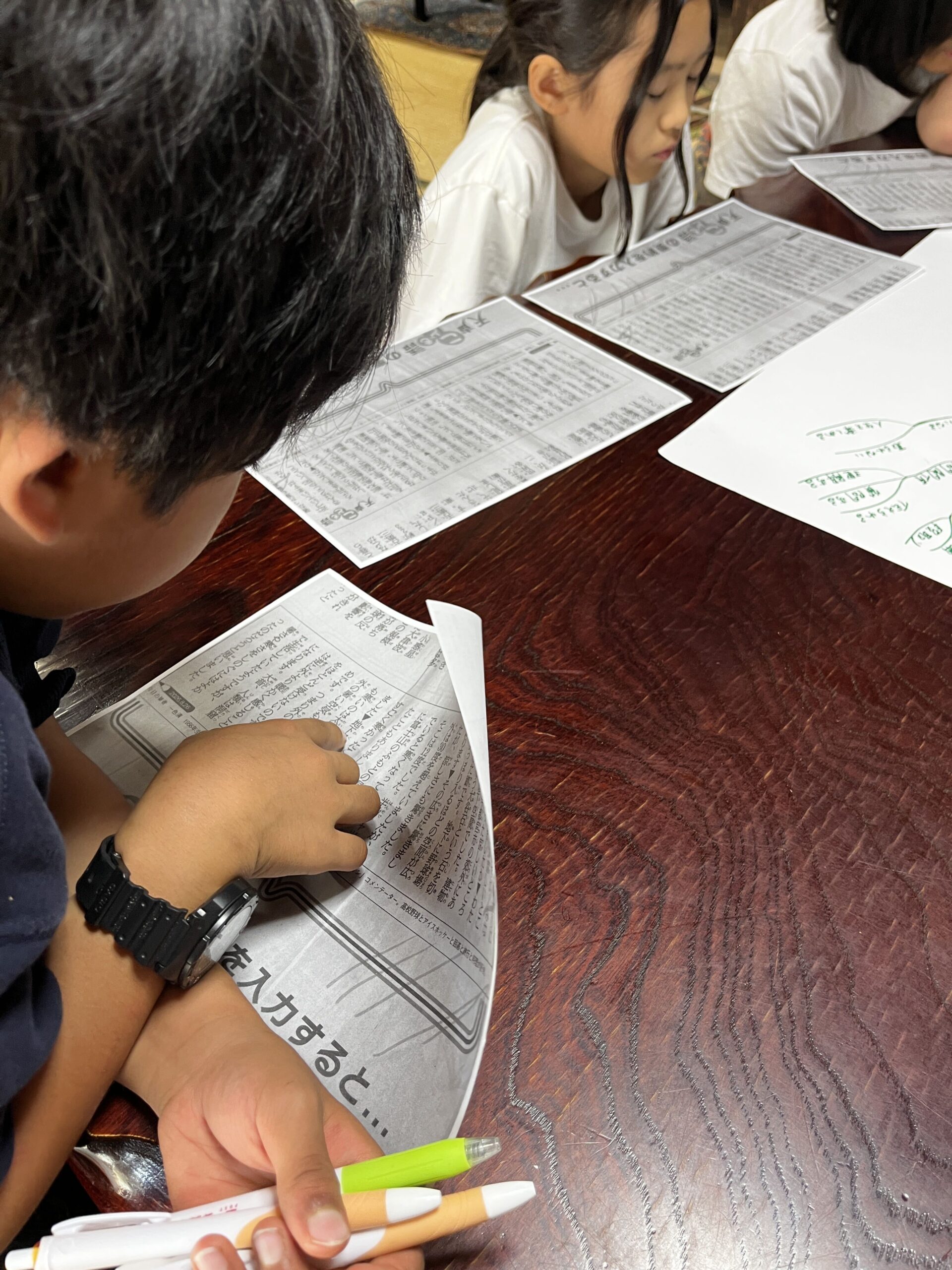天声人語を書き写す子どもの様子