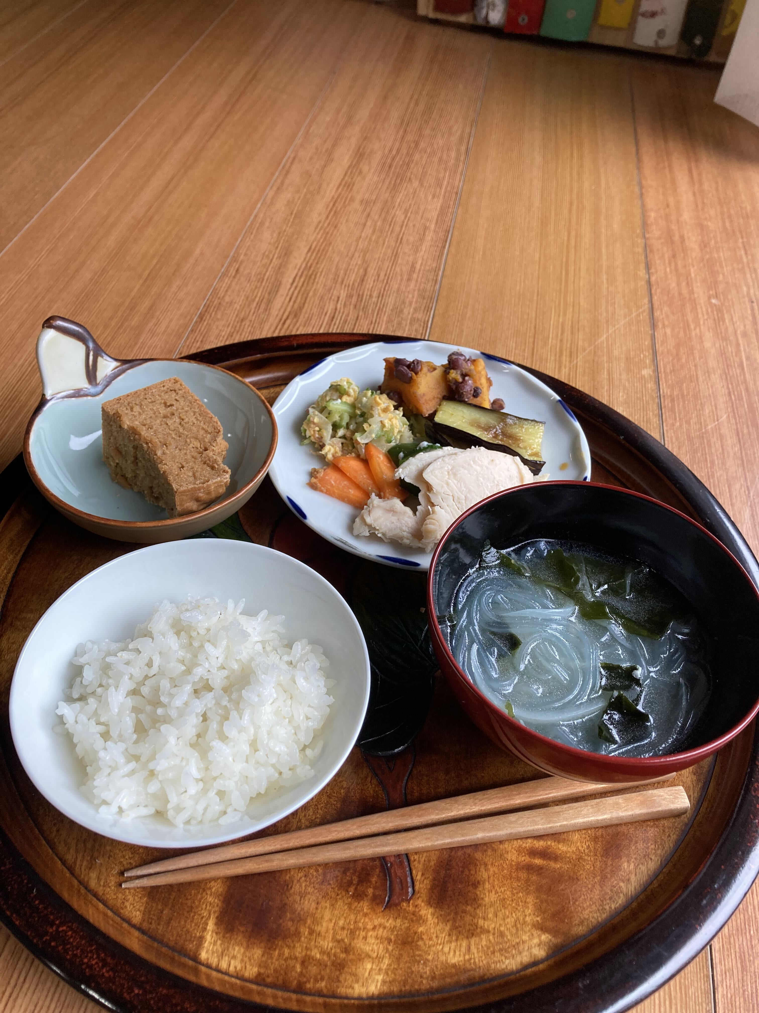 この日の給食(ご飯・味噌汁・おかずが並ぶお膳)