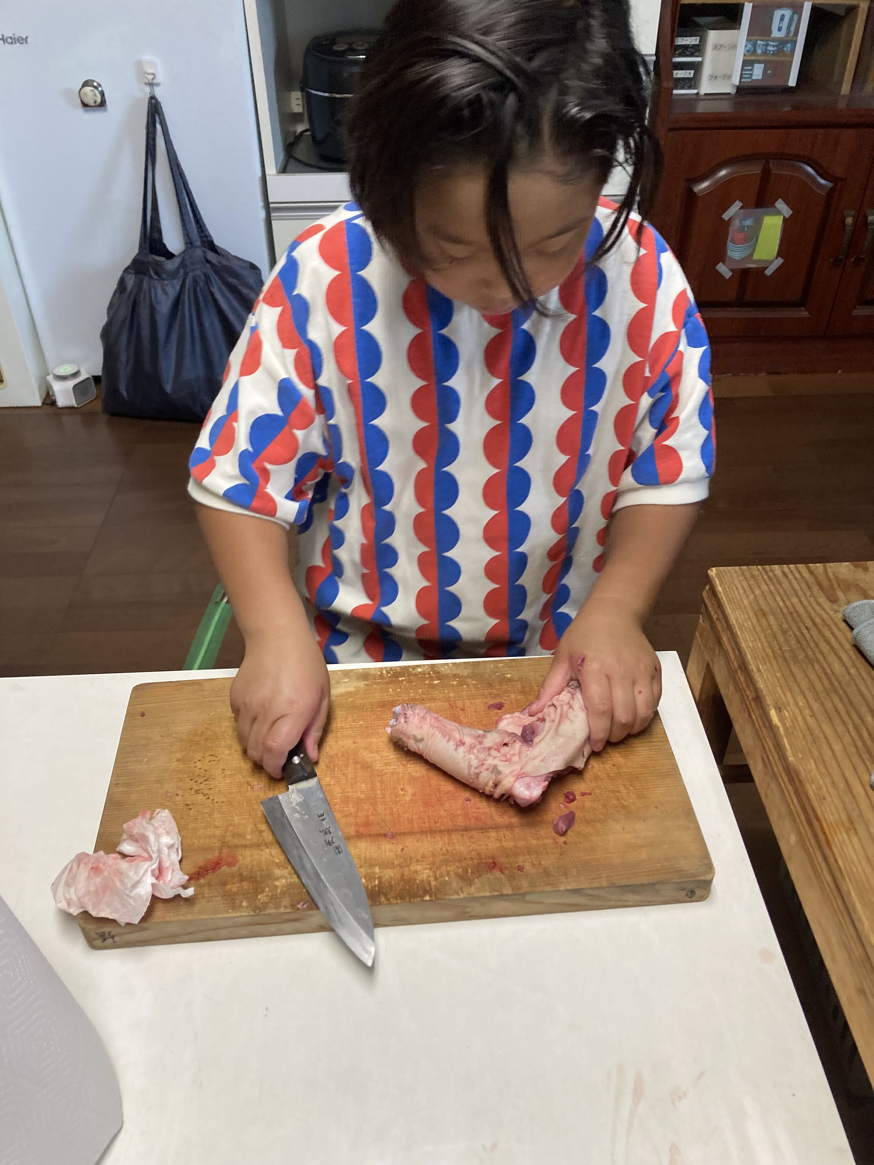 猪肉を包丁でさばく子どもの様子