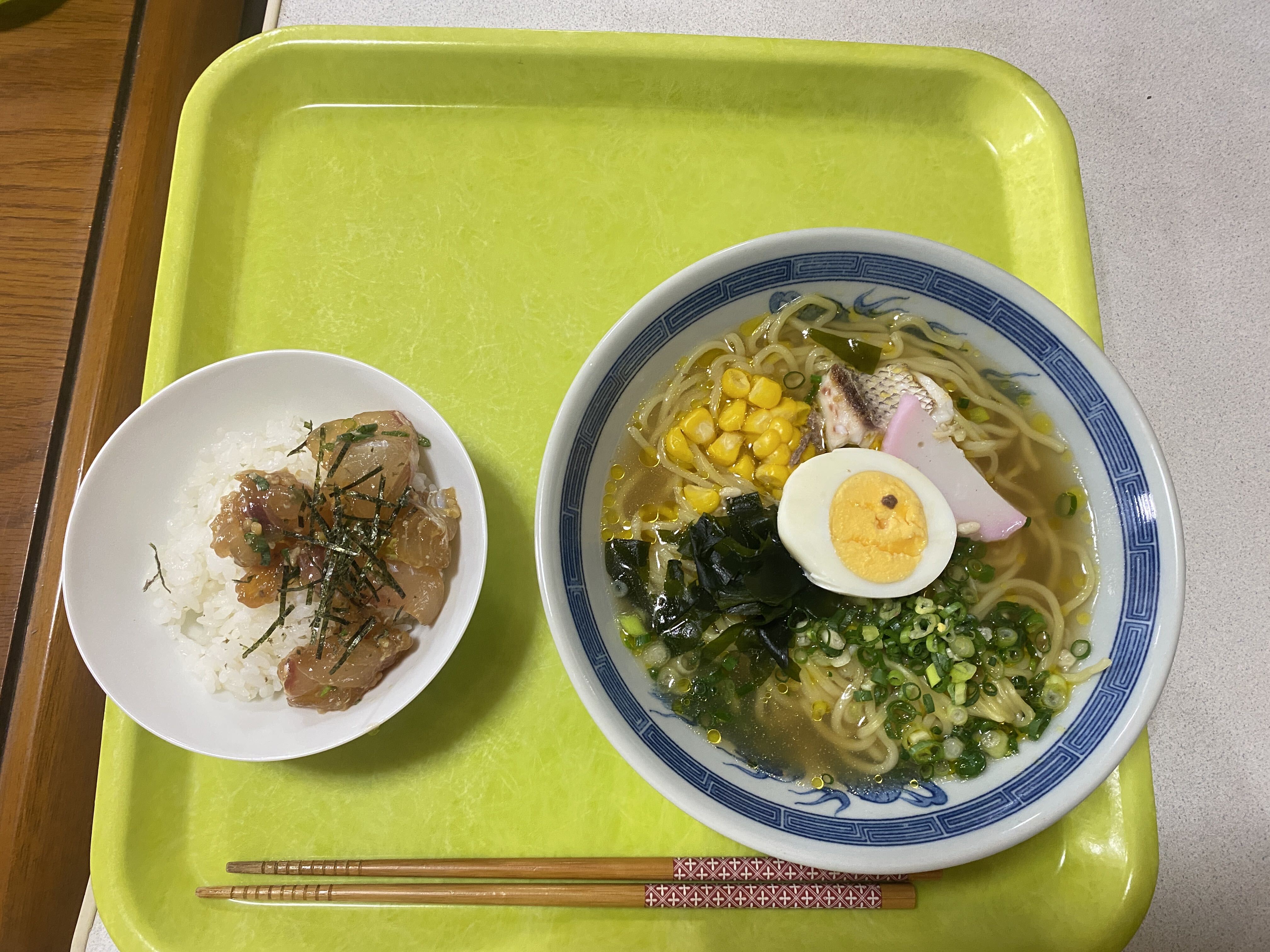 鯛を使ったラーメンと鯛の漬け丼の給食