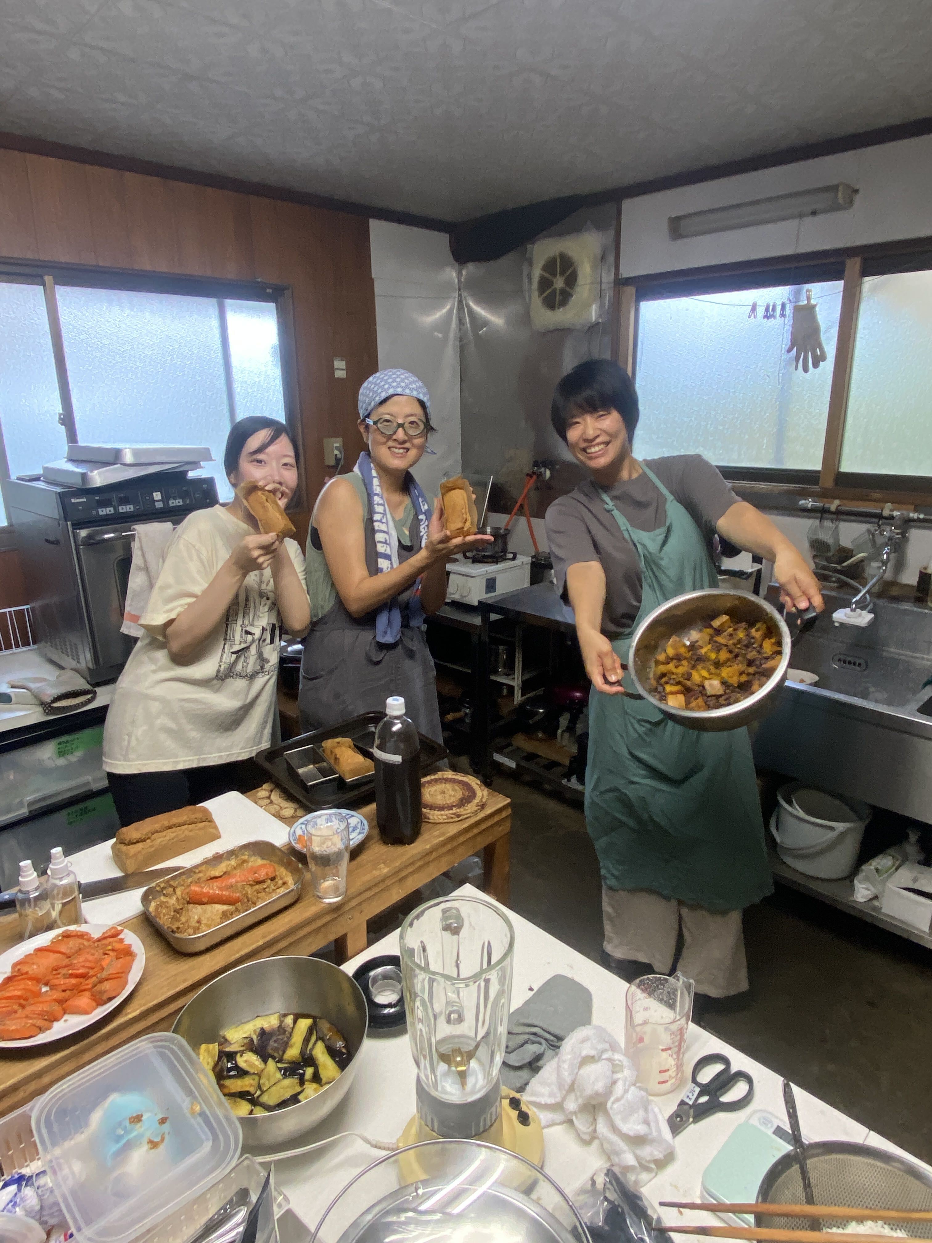 給食を仕込むスタッフ3人の様子