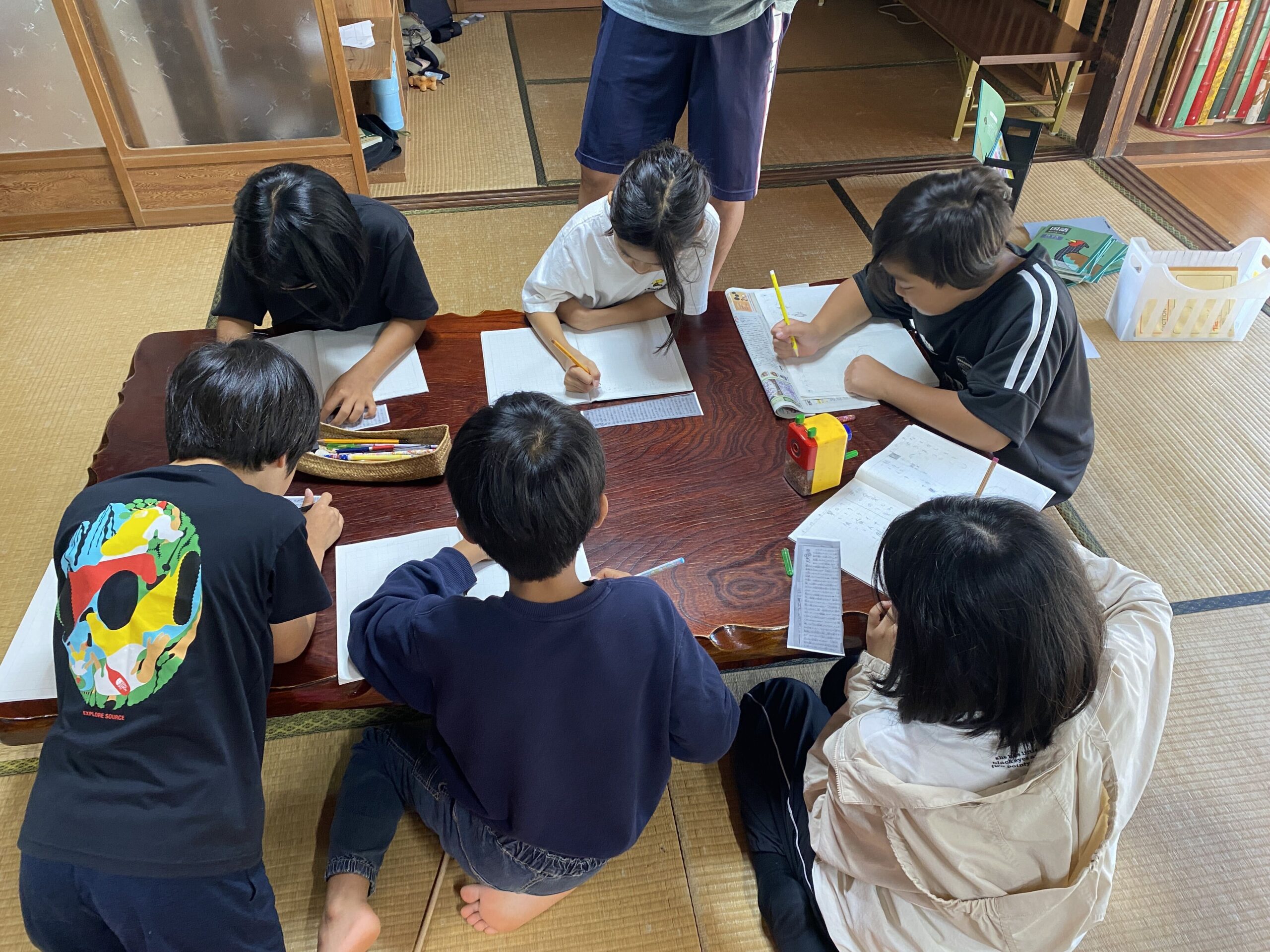 天声人語の書き写しに取り組む子どもたち